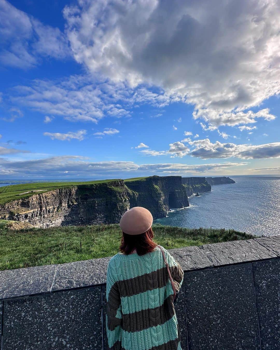 郭圈圈さんのインスタグラム写真 - (郭圈圈Instagram)「Galway Girl 👧🏻  都柏林的景點真的不多，這天趁著週末，跟阿恩&他同事一起前往🚗Galway & Cliffs of Moher 這天光開車就超過8小時⋯也是不容易😆但有好天氣就開心！ - 這天的最後⋯晚餐吃麥當勞，我因為沒有糖醋醬哭了最結尾 - #lea_outfit  @marule.official ✨✨ . . . .  . #歐洲穿搭. #圈圈去愛爾蘭 #圈圈去高威 #lea_europe #leaindublin #ootd #galwayblogger #irelandtravel #dublintrip #dublincity #dublinireland#fujifilmx100v #愛爾蘭 #富士相機 #galway #galwayireland #galwaycity #galwaygirl #圈恩cp」10月16日 23時27分 - helloiamlea