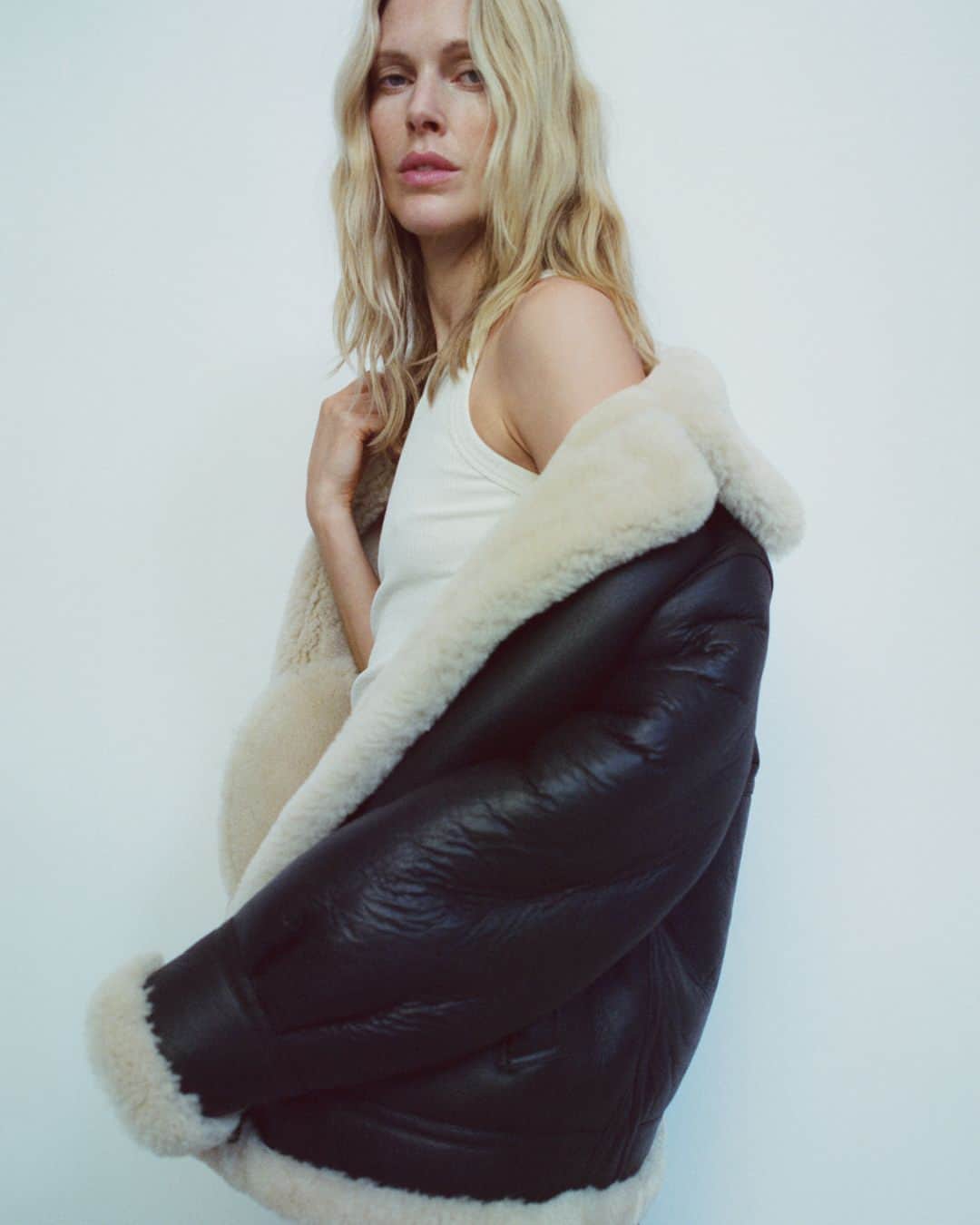 MANGOのインスタグラム：「We call on our purest contemporary spirit with the launch of the new Beyond collection. Find out more, at mango.com ⁣ Coat: 57057741 ⁣ #MangoWoman」
