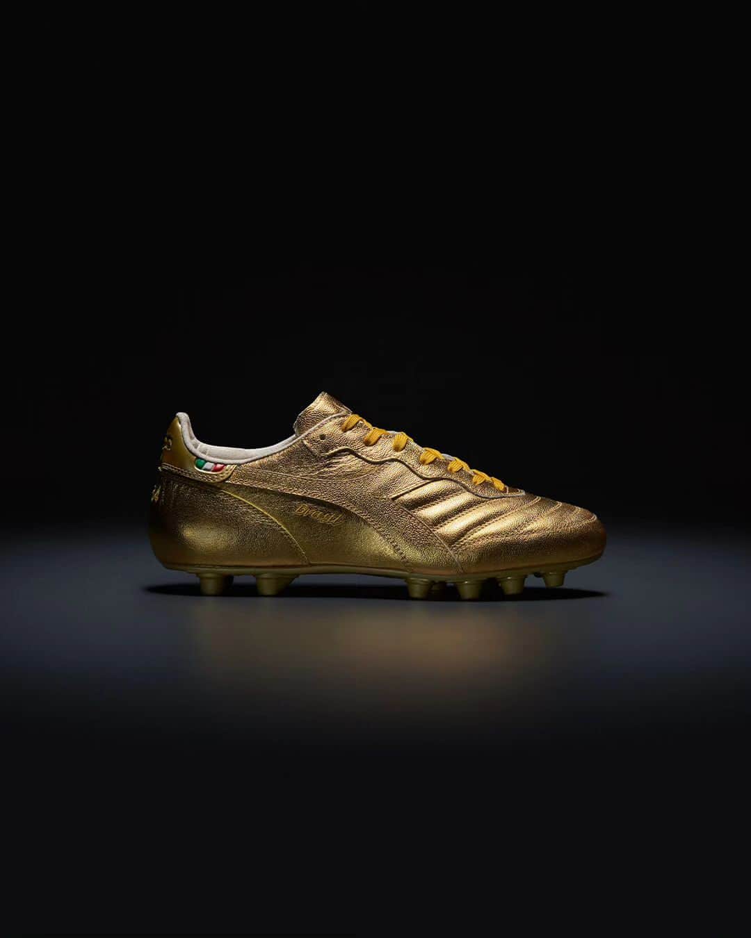 ディアドラのインスタグラム：「These Made in Italy boots feature a quilted premium leather upper with a water-resistant treatment. An inner lining designed to resist elasticity preserves the perfect shape; while the pebax sole is the answer to quick moves on the pitch.  Brasil Italy OG in the gold limited edition is now available on diadora.com  #diadora #diadoracalcio」