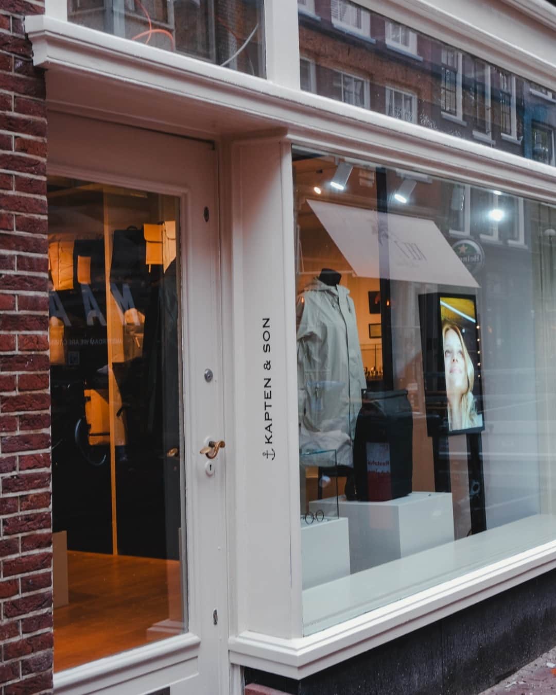Kapten & Sonさんのインスタグラム写真 - (Kapten & SonInstagram)「COME SAY HEY 👋 NEW STORE IN AMSTERDAM!⁣ The place to be: Reestraat 12, Amsterdam ✨⁣ Who is coming tomorrow and visit us? There are some specials!⁣ 👉 free popcorn and drinks and  for all who store over a purchase value of 75 euro, get this week a Shopper Bag (worth 35 euro) for free!⁣ Opening hours for tomorrow: 11 am - 3pm #bekapten #betheexperience」10月16日 23時39分 - kaptenandson
