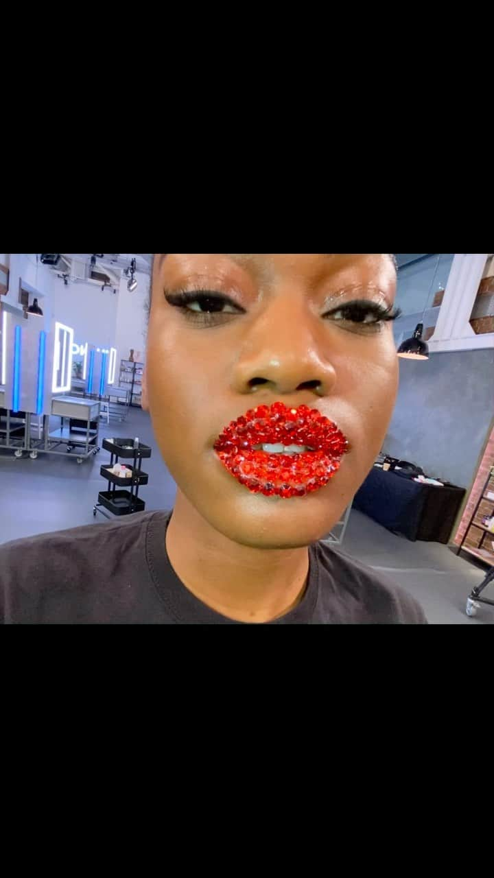 ValGarlandのインスタグラム：「Crystal Lip’z… 💋💋💋  #mondaymotivation #redlips #valgarland #dingdong #glowup #glowupchallenge」