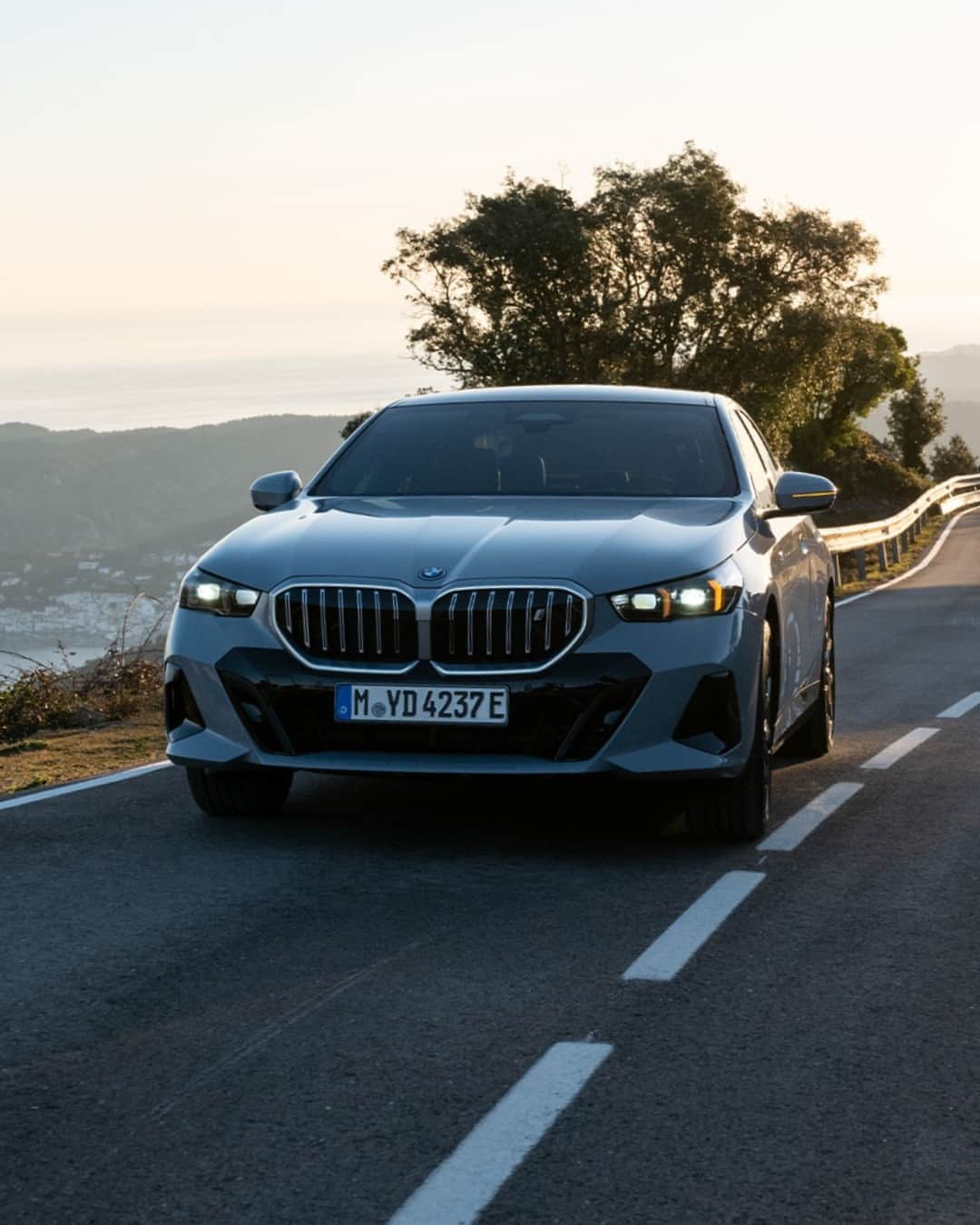 BMWのインスタグラム：「100% electric performance is all in the details ✨  THE NEW BMW i5. #THENEWi5 #THEi5 #BMW #BMWi #BornElectric #BMWElectric __ BMW i5 eDrive40​: Combined power consumption: 18.9–15.9 kWh/100 km. Combined CO2 emissions: 0 g/km. Electric range: 497–582 kilometers. All data according to WLTP. Further info: www.bmw.com/disclaimer」