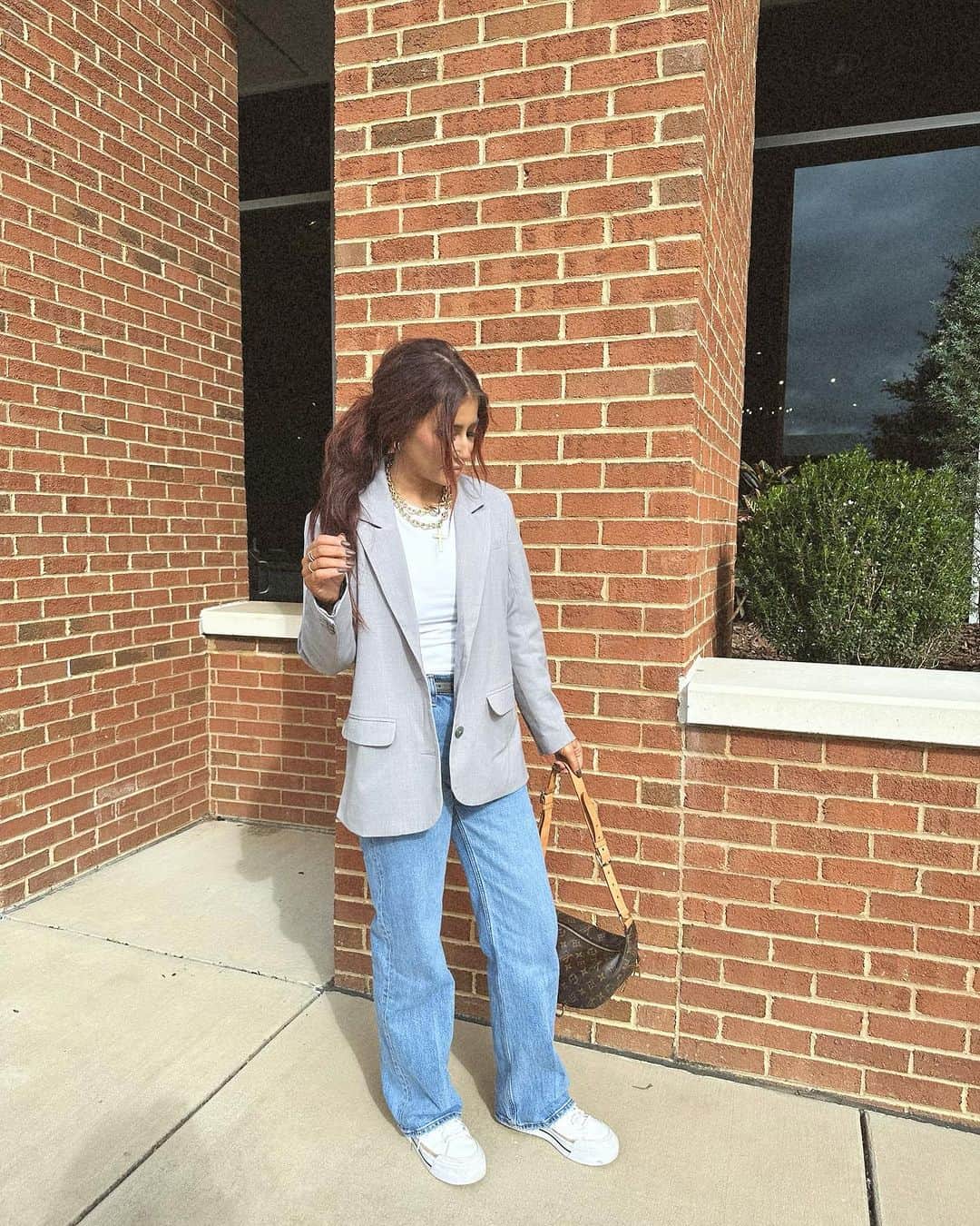 Chelsea Houskaのインスタグラム：「Having the best time shopping for @downhomedeboers 🖤  Outfit linked in my stories!」