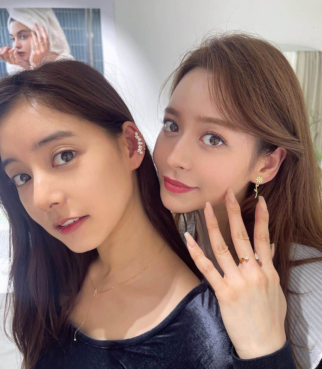 野崎萌香のインスタグラム：「@pensees_jewelry 展示会最終日🩷💎🩷  滑り込みで来てくれた可愛いくてずっと昔から 変わらず律儀なゆんぴょ　@yuuuuukko_  今日も @pensees_jewelry の  クロスのロザリオをつけて来てくれたよ🩷  クロスに合わせてClassicシリーズのコパンのハーフeternityと Contemporaryシリーズの指輪をオーダーしてくれました💎✨  #fashion #jewelry #japan #ootd」