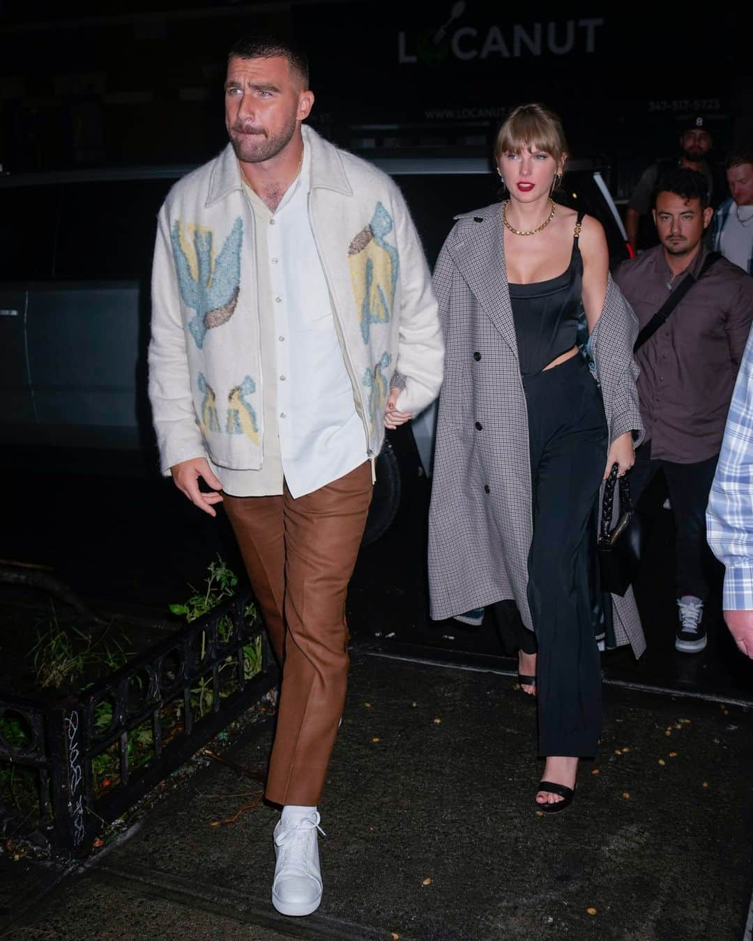 Cosmopolitanさんのインスタグラム写真 - (CosmopolitanInstagram)「The hand placement! The smudged lipstick! The handholding! Taylor Swift and Travis Kelce made two back-to-back public appearances over the weekend (!) and now a body language expert is weighing in. Head to the link in bio for the "deeper meaning" behind these gestures.」10月17日 0時00分 - cosmopolitan