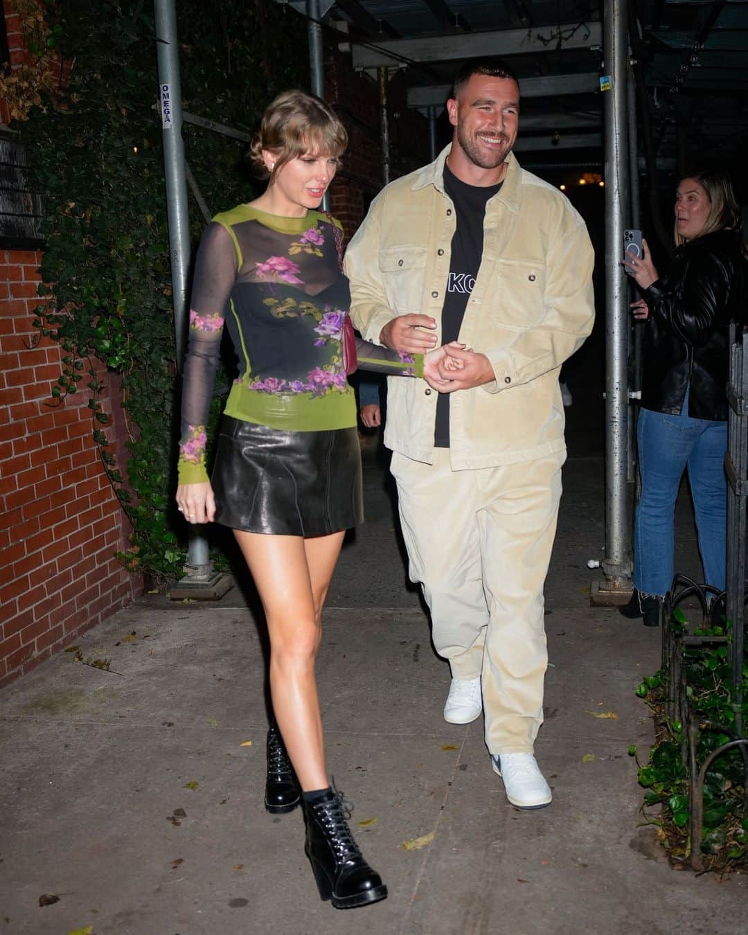 のインスタグラム：「The hand placement! The smudged lipstick! The handholding! Taylor Swift and Travis Kelce made two back-to-back public appearances over the weekend (!) and now a body language expert is weighing in. Head to the link in bio for the "deeper meaning" behind these gestures.」