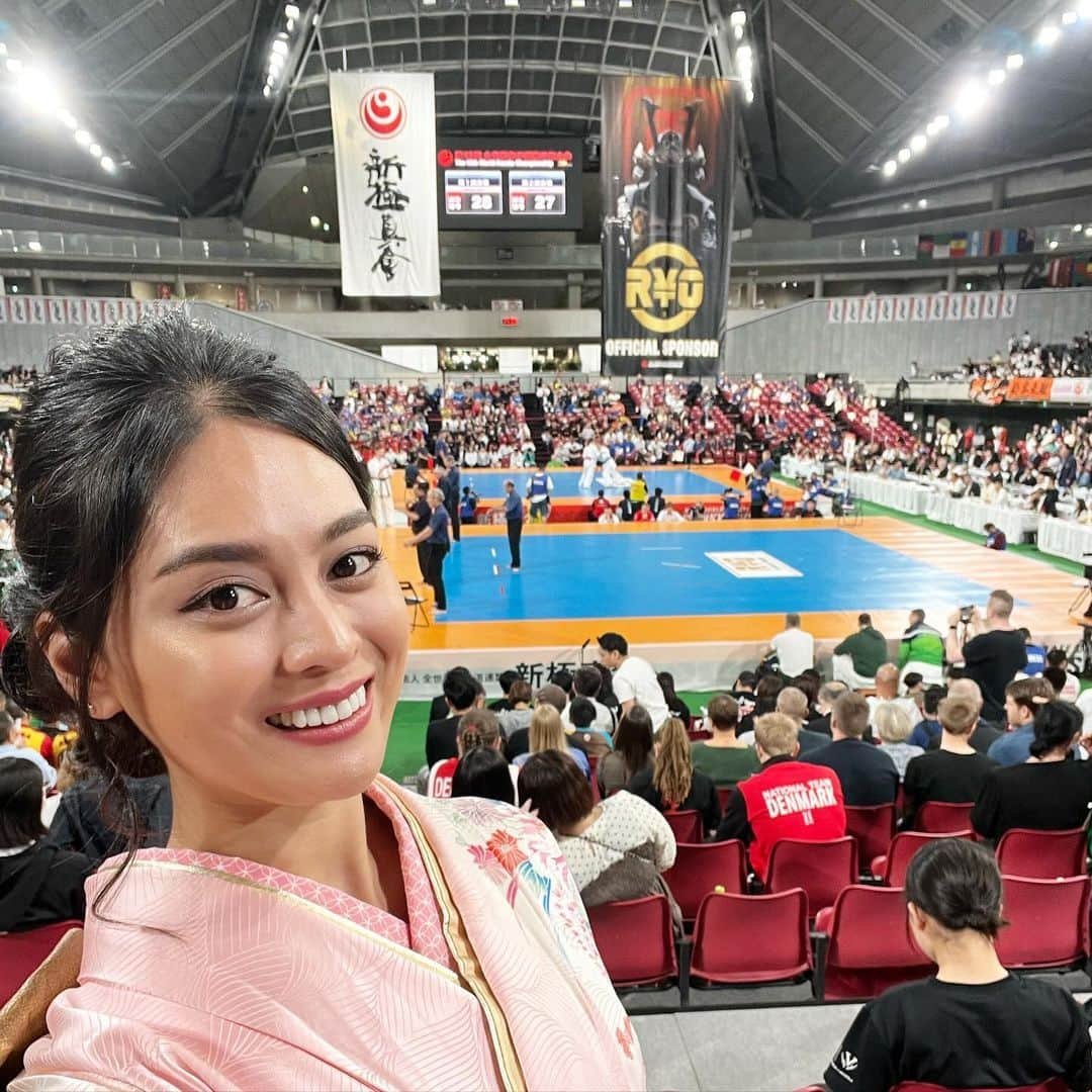 遊海 Yuumiさんのインスタグラム写真 - (遊海 YuumiInstagram)「第13回全世界空手道選手権大会 でプラカードを持たせていただきました。　 4年に一回の特別世界大会に関わることができて光栄でした❤️  世界大会なので世界中からの選手が日本に集まり、皆さんの熱意に感動でした！！　 空手の世界も深く、CHAIRMANの緑健児さんのお言葉「強くなるほど、優しくなれる」！戦いが強いだけではなく、心の強さ、生きる強さ、色んな強さを持っても周りに優しくする事はとても大切ですね。改めて思うことができました❤️ @shinkyokushinkai_official  @shinkyokushinkai_jpn  #shinkyokushinkai #shinkyokushin #新極真会　#新極真会空手  #空手　#karate  #japan #worldcup」10月16日 23時41分 - yuumi_kato