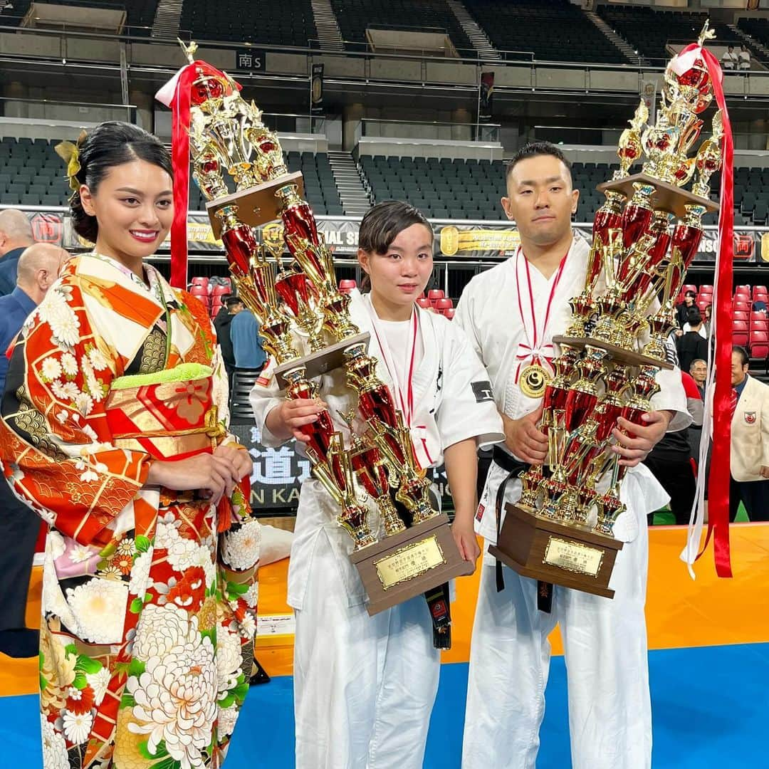 遊海 Yuumiさんのインスタグラム写真 - (遊海 YuumiInstagram)「第13回全世界空手道選手権大会 でプラカードを持たせていただきました。　 4年に一回の特別世界大会に関わることができて光栄でした❤️  世界大会なので世界中からの選手が日本に集まり、皆さんの熱意に感動でした！！　 空手の世界も深く、CHAIRMANの緑健児さんのお言葉「強くなるほど、優しくなれる」！戦いが強いだけではなく、心の強さ、生きる強さ、色んな強さを持っても周りに優しくする事はとても大切ですね。改めて思うことができました❤️ @shinkyokushinkai_official  @shinkyokushinkai_jpn  #shinkyokushinkai #shinkyokushin #新極真会　#新極真会空手  #空手　#karate  #japan #worldcup」10月16日 23時41分 - yuumi_kato