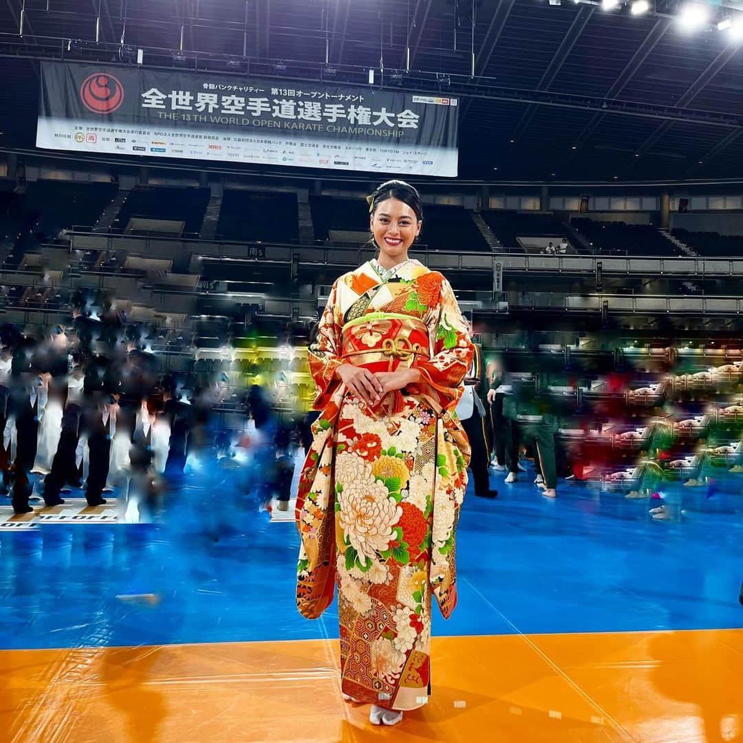遊海 Yuumiさんのインスタグラム写真 - (遊海 YuumiInstagram)「第13回全世界空手道選手権大会 でプラカードを持たせていただきました。　 4年に一回の特別世界大会に関わることができて光栄でした❤️  世界大会なので世界中からの選手が日本に集まり、皆さんの熱意に感動でした！！　 空手の世界も深く、CHAIRMANの緑健児さんのお言葉「強くなるほど、優しくなれる」！戦いが強いだけではなく、心の強さ、生きる強さ、色んな強さを持っても周りに優しくする事はとても大切ですね。改めて思うことができました❤️ @shinkyokushinkai_official  @shinkyokushinkai_jpn  #shinkyokushinkai #shinkyokushin #新極真会　#新極真会空手  #空手　#karate  #japan #worldcup」10月16日 23時41分 - yuumi_kato