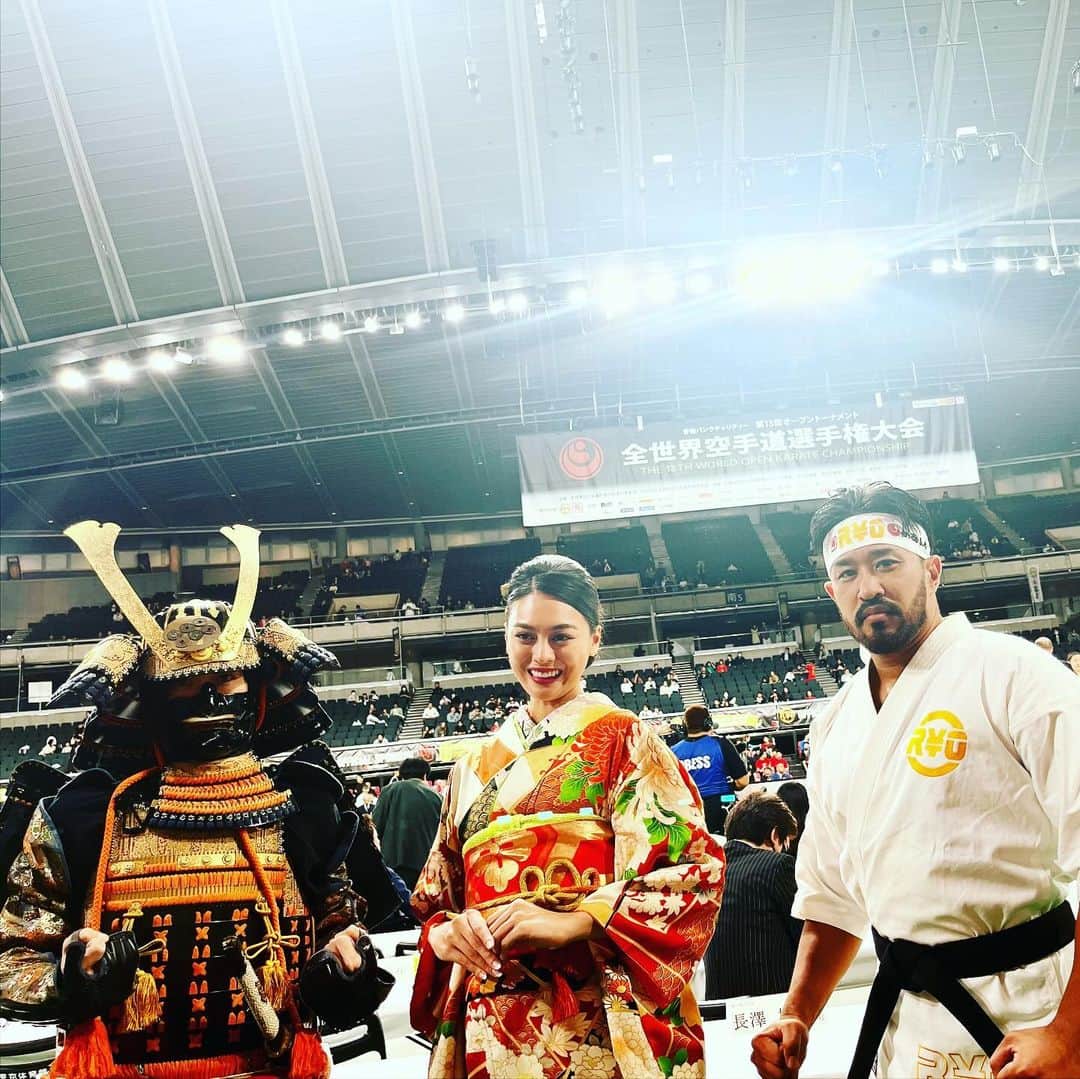 遊海 Yuumiさんのインスタグラム写真 - (遊海 YuumiInstagram)「第13回全世界空手道選手権大会 でプラカードを持たせていただきました。　 4年に一回の特別世界大会に関わることができて光栄でした❤️  世界大会なので世界中からの選手が日本に集まり、皆さんの熱意に感動でした！！　 空手の世界も深く、CHAIRMANの緑健児さんのお言葉「強くなるほど、優しくなれる」！戦いが強いだけではなく、心の強さ、生きる強さ、色んな強さを持っても周りに優しくする事はとても大切ですね。改めて思うことができました❤️ @shinkyokushinkai_official  @shinkyokushinkai_jpn  #shinkyokushinkai #shinkyokushin #新極真会　#新極真会空手  #空手　#karate  #japan #worldcup」10月16日 23時41分 - yuumi_kato