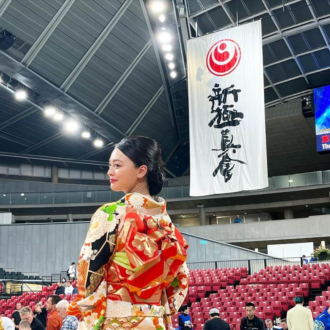 遊海 Yuumiのインスタグラム：「第13回全世界空手道選手権大会 でプラカードを持たせていただきました。　 4年に一回の特別世界大会に関わることができて光栄でした❤️  世界大会なので世界中からの選手が日本に集まり、皆さんの熱意に感動でした！！　 空手の世界も深く、CHAIRMANの緑健児さんのお言葉「強くなるほど、優しくなれる」！戦いが強いだけではなく、心の強さ、生きる強さ、色んな強さを持っても周りに優しくする事はとても大切ですね。改めて思うことができました❤️ @shinkyokushinkai_official  @shinkyokushinkai_jpn  #shinkyokushinkai #shinkyokushin #新極真会　#新極真会空手  #空手　#karate  #japan #worldcup」