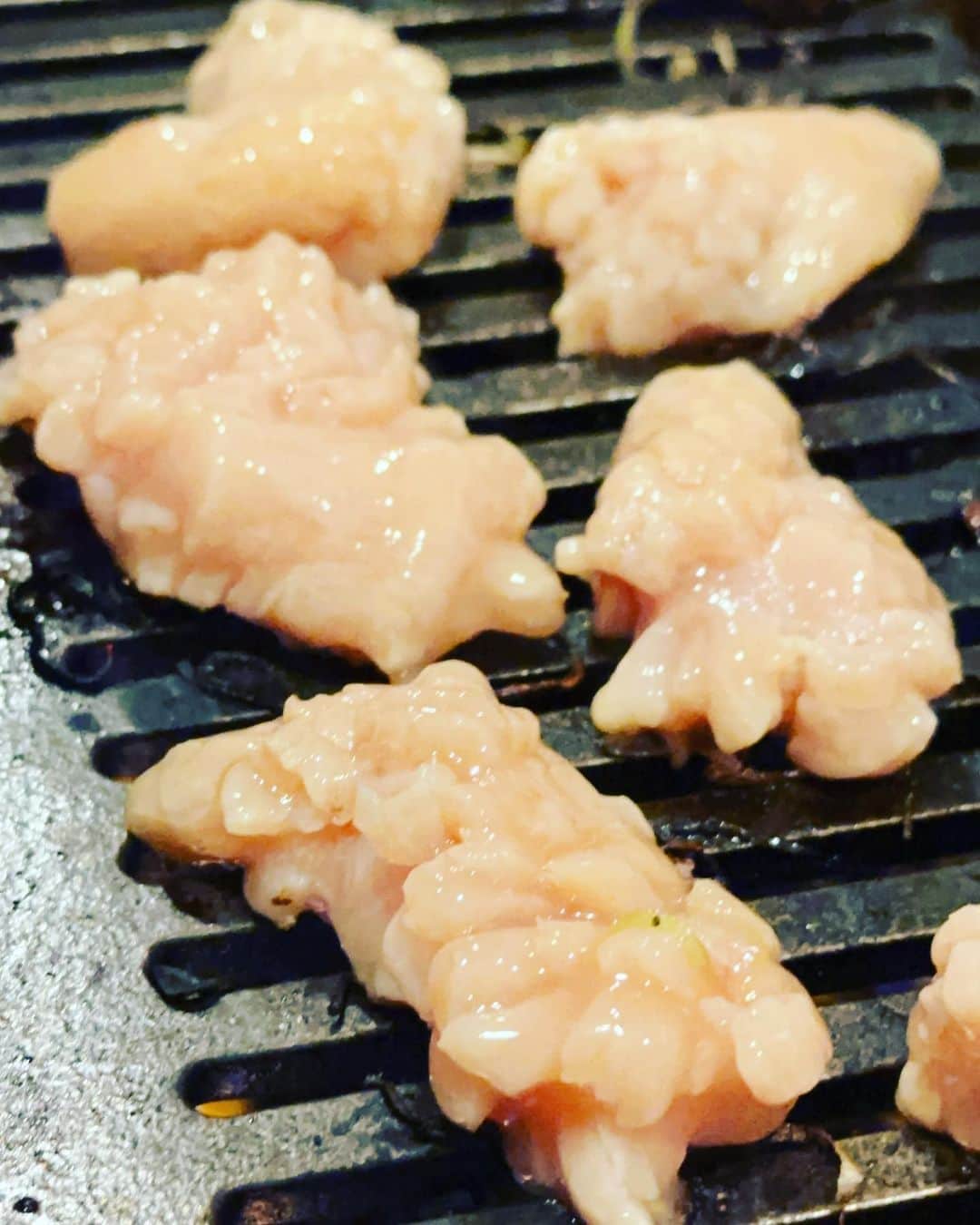 阿諏訪泰義さんのインスタグラム写真 - (阿諏訪泰義Instagram)「焼肉ヤンバン@東松山  とにかくもう初手のカクテキからヤバい。甘ったるくない酸味と辛味のコクと素晴しい漬け具合。  肉はまずタンで、マジでこんな美味いタン食った事ない！と心の中で叫ぶレベル。  その後の肉のオンパレードも質がものすごく高い。六本木やら銀座やらにある高級ないわゆる「肉の塊を見せに来るタイプの焼肉屋」より美味い。  肉の質もさる事ながら調理人の腕が上手いから、腹10分目まで食った後の冷麺がペロリと入る。  埼玉ののどかな田舎ですが、車で1時間以内で行ける人は行かないと絶対にもったいない名店です。」10月16日 23時42分 - ushirocityaswa