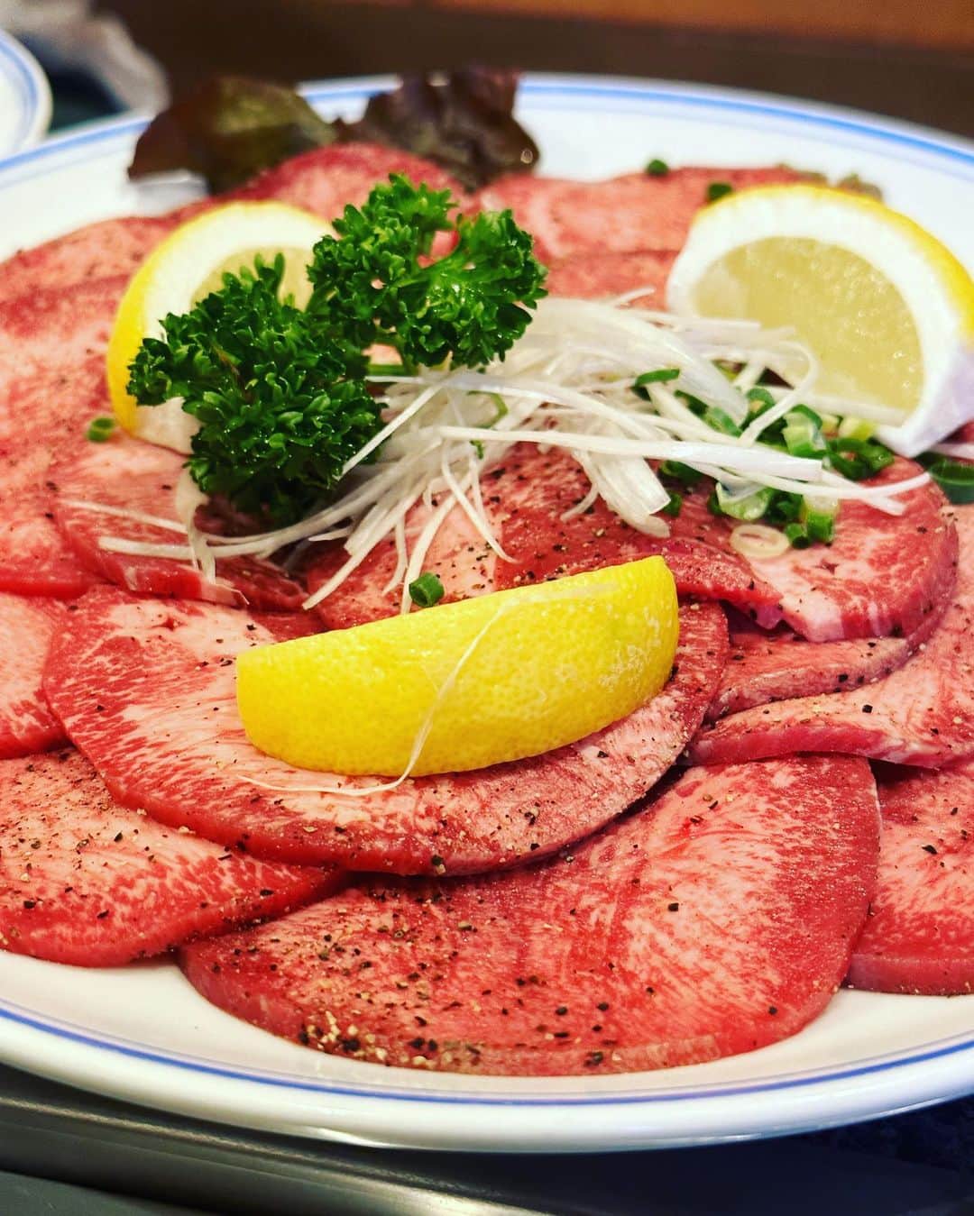 阿諏訪泰義さんのインスタグラム写真 - (阿諏訪泰義Instagram)「焼肉ヤンバン@東松山  とにかくもう初手のカクテキからヤバい。甘ったるくない酸味と辛味のコクと素晴しい漬け具合。  肉はまずタンで、マジでこんな美味いタン食った事ない！と心の中で叫ぶレベル。  その後の肉のオンパレードも質がものすごく高い。六本木やら銀座やらにある高級ないわゆる「肉の塊を見せに来るタイプの焼肉屋」より美味い。  肉の質もさる事ながら調理人の腕が上手いから、腹10分目まで食った後の冷麺がペロリと入る。  埼玉ののどかな田舎ですが、車で1時間以内で行ける人は行かないと絶対にもったいない名店です。」10月16日 23時42分 - ushirocityaswa