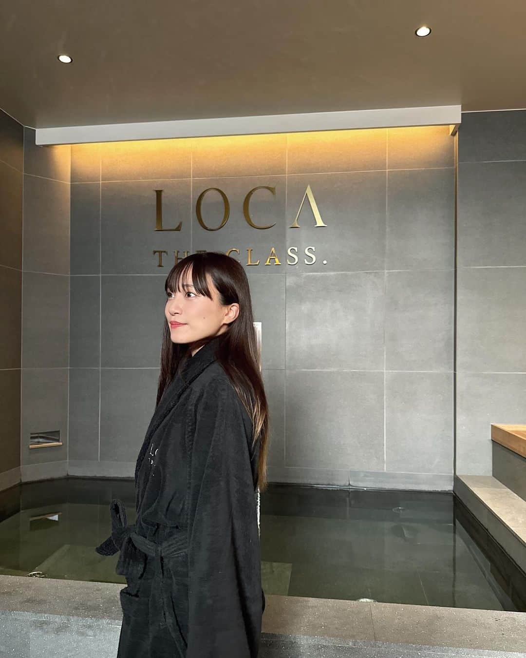 斉藤真木子のインスタグラム：「@loca.nagoya_sauna 🌙  名古屋栄にできた会員制個室サウナで ラグジュアリーなサ活🧖🪵  セルフとオートの2種類のロウリュウを兼ね備えた 噂のマグマスパ式サウナでゴリゴリに汗かきました😄  ドリンクやサプリ、アメニティも豊富なので 手ぶらで行けちゃうのも魅力的(^_^)✨💊  今までで1番のととのい体験でした…！♨️  #名古屋サウナ#栄サウナ#個室サウナ#名古屋個室サウナ#名古屋サ活#栄サ活#サウナイキタイ#サウナ#サウナ女子#サ活女子#サウナー#サウナガール」