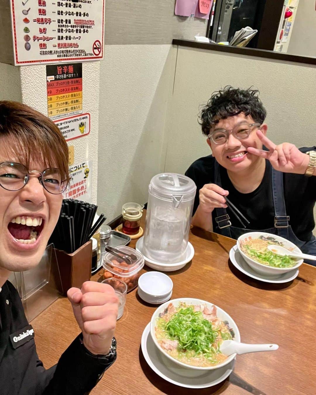 辻井亮平のインスタグラム：「兄ちゃんから連絡あったんでディナー行ってきました。  色々あって終始楽しかったで！  ディナーの来来亭。  ディナー言うたらもう来来亭やがな。  最高でした🍜  #昴生は #絶対誰かに例えれそうやのに誰にも例えられない髪型してました #山さん」