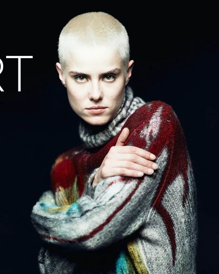 のインスタグラム：「Introducing the LIQUID ART Capsule collection: where fashion meets fluidity. Experience the captivating magic of our capsule, where color is poured onto each garment creating a mesmerizing cascade of hues. It's not just clothing, it's an art form in motion.  Discover more. LINK IN BIO  #AvantToiFW23 #AvantToi #AvantToiColors #AvantToiWorld #ArtToWear #LiquidArt #FW23 #winter #madeinitaly #handpainted #cashmere #handcrafted #knitwear #knitting」