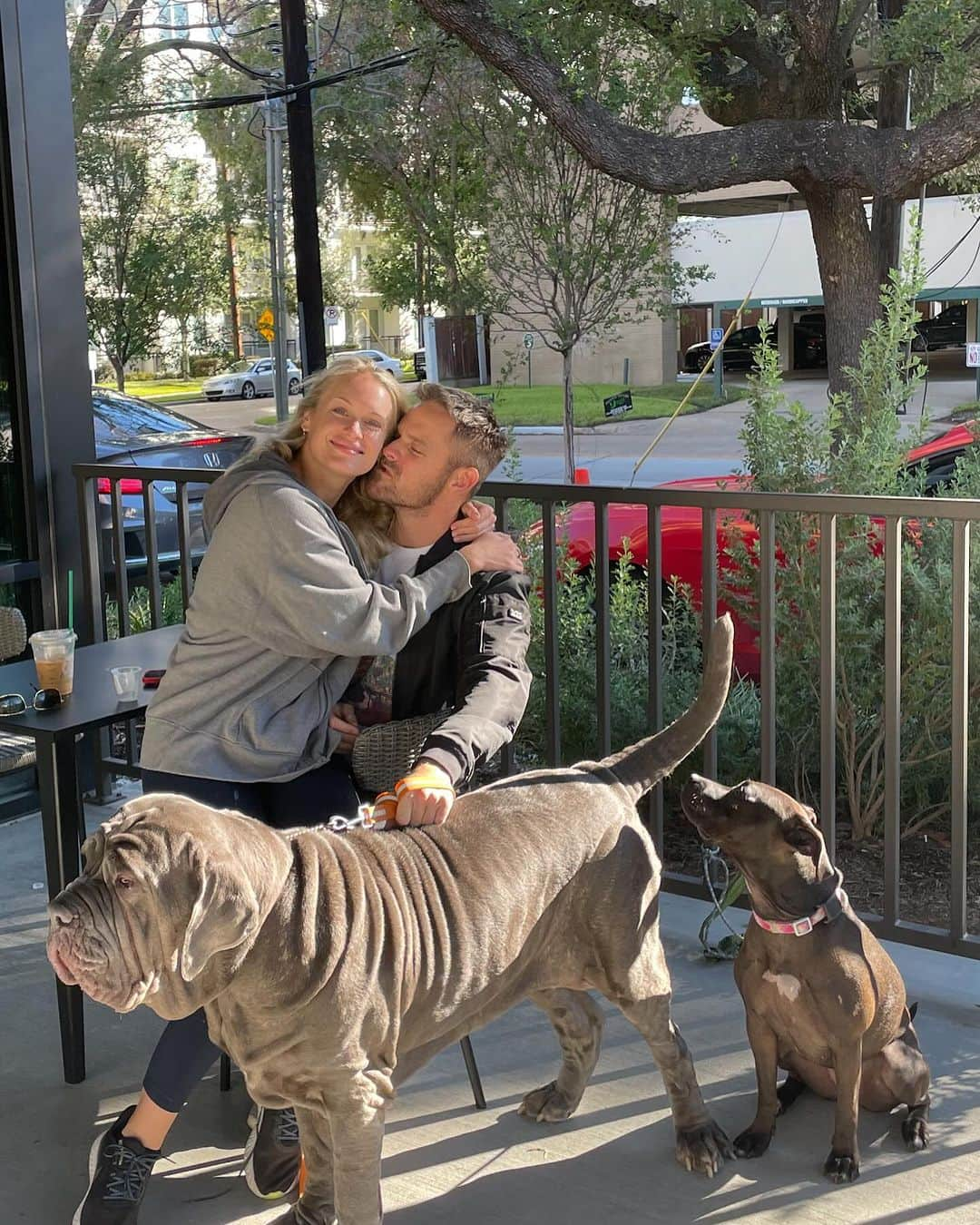 レヴェン・ランビンさんのインスタグラム写真 - (レヴェン・ランビンInstagram)「Thank you to the sweet bystander who saw this moment unfolding and insisted on taking our picture 👨‍👩‍👧‍👧 💕🥰」10月16日 23時50分 - levenrambin