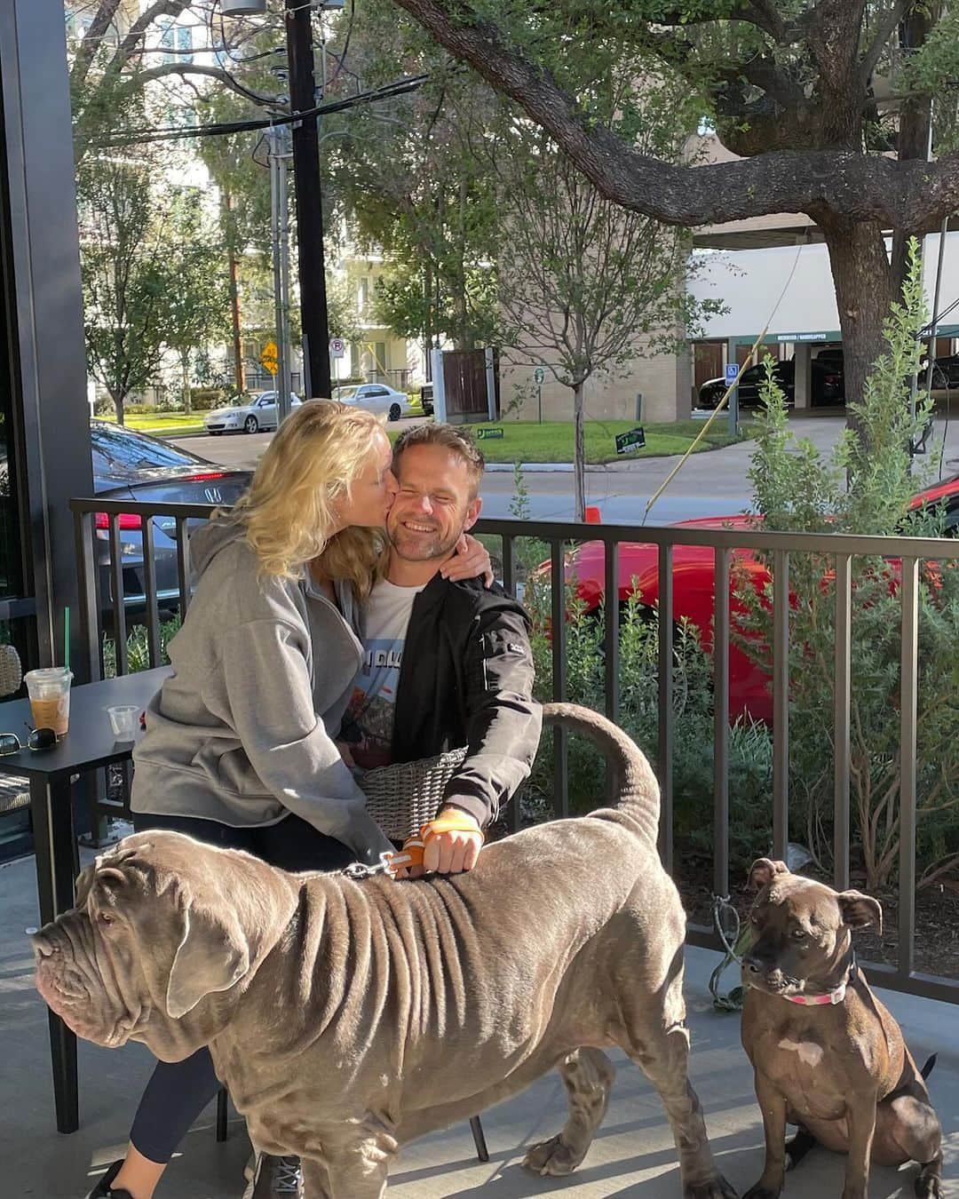 レヴェン・ランビンさんのインスタグラム写真 - (レヴェン・ランビンInstagram)「Thank you to the sweet bystander who saw this moment unfolding and insisted on taking our picture 👨‍👩‍👧‍👧 💕🥰」10月16日 23時50分 - levenrambin