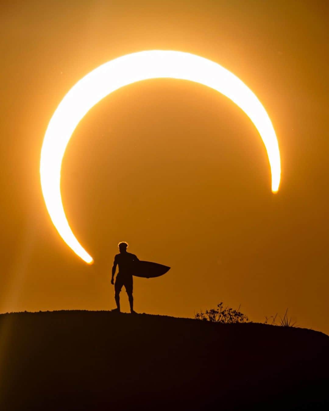 レッドブルさんのインスタグラム写真 - (レッドブルInstagram)「ring lights are getting crazy these days 😏  📸: @marcelomaragni 🏄‍♂️: @italoferreira  #redbull #givesyouwiiings #solareclipse #space #photography」10月17日 3時00分 - redbull