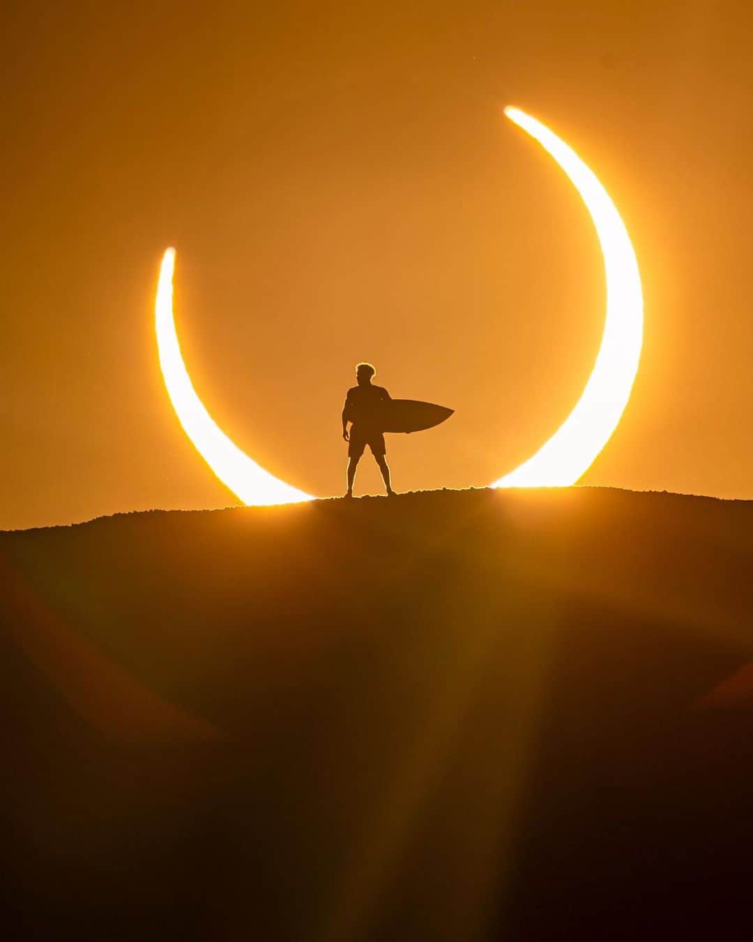 レッドブルさんのインスタグラム写真 - (レッドブルInstagram)「ring lights are getting crazy these days 😏  📸: @marcelomaragni 🏄‍♂️: @italoferreira  #redbull #givesyouwiiings #solareclipse #space #photography」10月17日 3時00分 - redbull