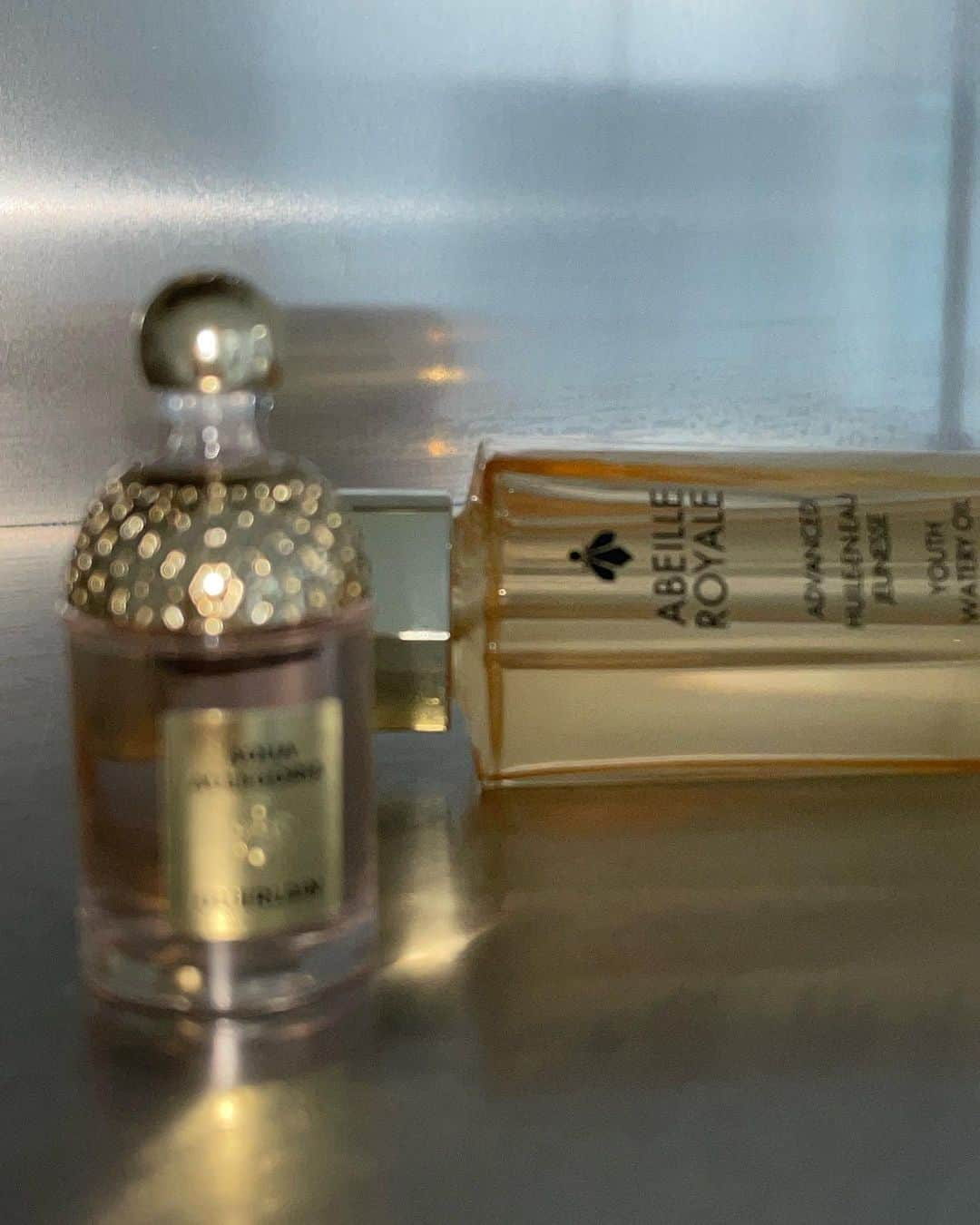 ビヤさんのインスタグラム写真 - (ビヤInstagram)「#광고 @guerlain   다가오는 환절기에 사용하기 좋은 겔랑의  ‘아베이 로얄 어드밴스드 유쓰 워터리 오일’   9배 빠른 피부 개선으로 눈에 띄는 주름 개선 효과의 탄력, 광채 피부를 선사해요. 무엇보다 95% 자연유래 성분으로 이루어진  포뮬라 덕분에 워터리하게 끈적임없이 피부에 흡수 된답니다. 산뜻한 오일 텍스처를 직접 경험해 보세요 **! 🍯  #겔랑 #Guerlain #아베이로얄 #ABEILLEROYALE #아베이로얄오일 #환절기스킨케어 #페이스오일 #스킨케어추천」10月16日 23時58分 - b_2ya