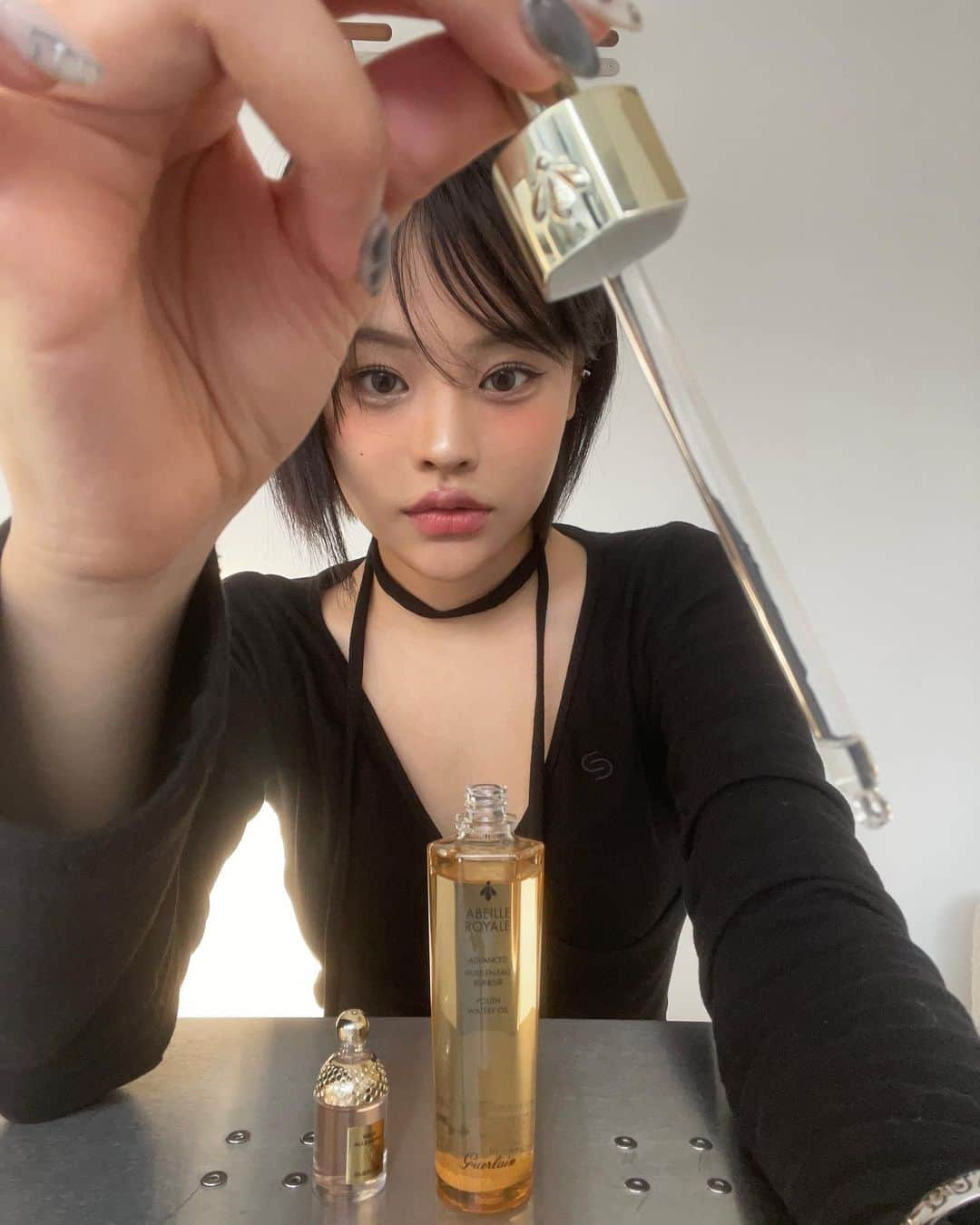 ビヤさんのインスタグラム写真 - (ビヤInstagram)「#광고 @guerlain   다가오는 환절기에 사용하기 좋은 겔랑의  ‘아베이 로얄 어드밴스드 유쓰 워터리 오일’   9배 빠른 피부 개선으로 눈에 띄는 주름 개선 효과의 탄력, 광채 피부를 선사해요. 무엇보다 95% 자연유래 성분으로 이루어진  포뮬라 덕분에 워터리하게 끈적임없이 피부에 흡수 된답니다. 산뜻한 오일 텍스처를 직접 경험해 보세요 **! 🍯  #겔랑 #Guerlain #아베이로얄 #ABEILLEROYALE #아베이로얄오일 #환절기스킨케어 #페이스오일 #스킨케어추천」10月16日 23時58分 - b_2ya