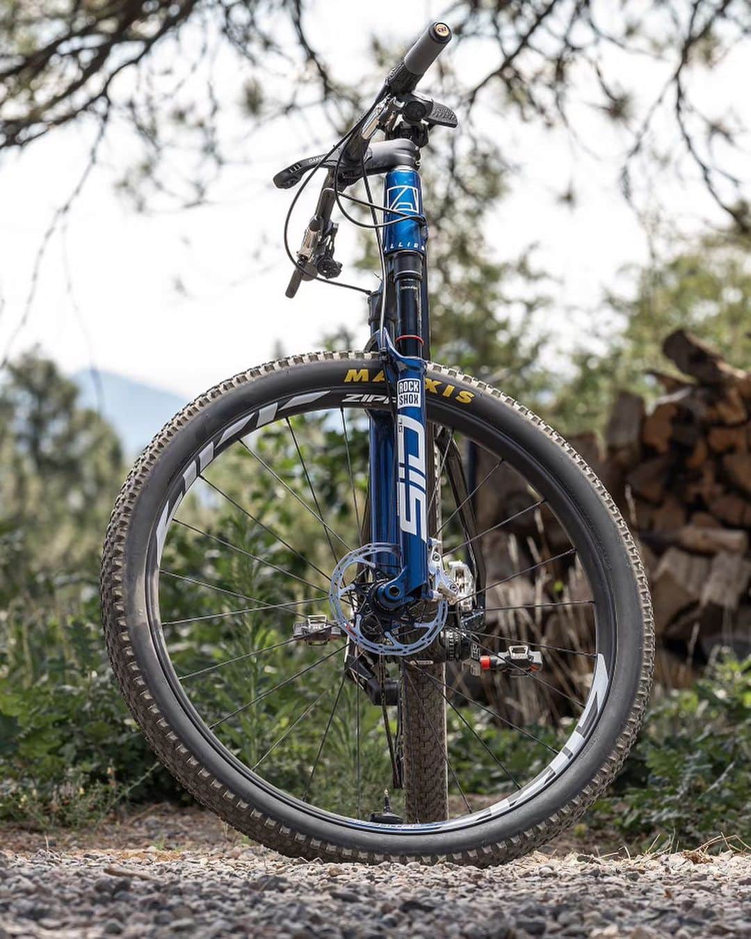 Zipp Speed Weaponryのインスタグラム：「Did we just become best friends? . Since the Rockshox SID shook up the World Cup in the 90s, it has become the undisputed champ of cross-country. Today, with the Zipp 1ZERO HITOP SW, SID just got a new best friend. . 📸 @the4color」