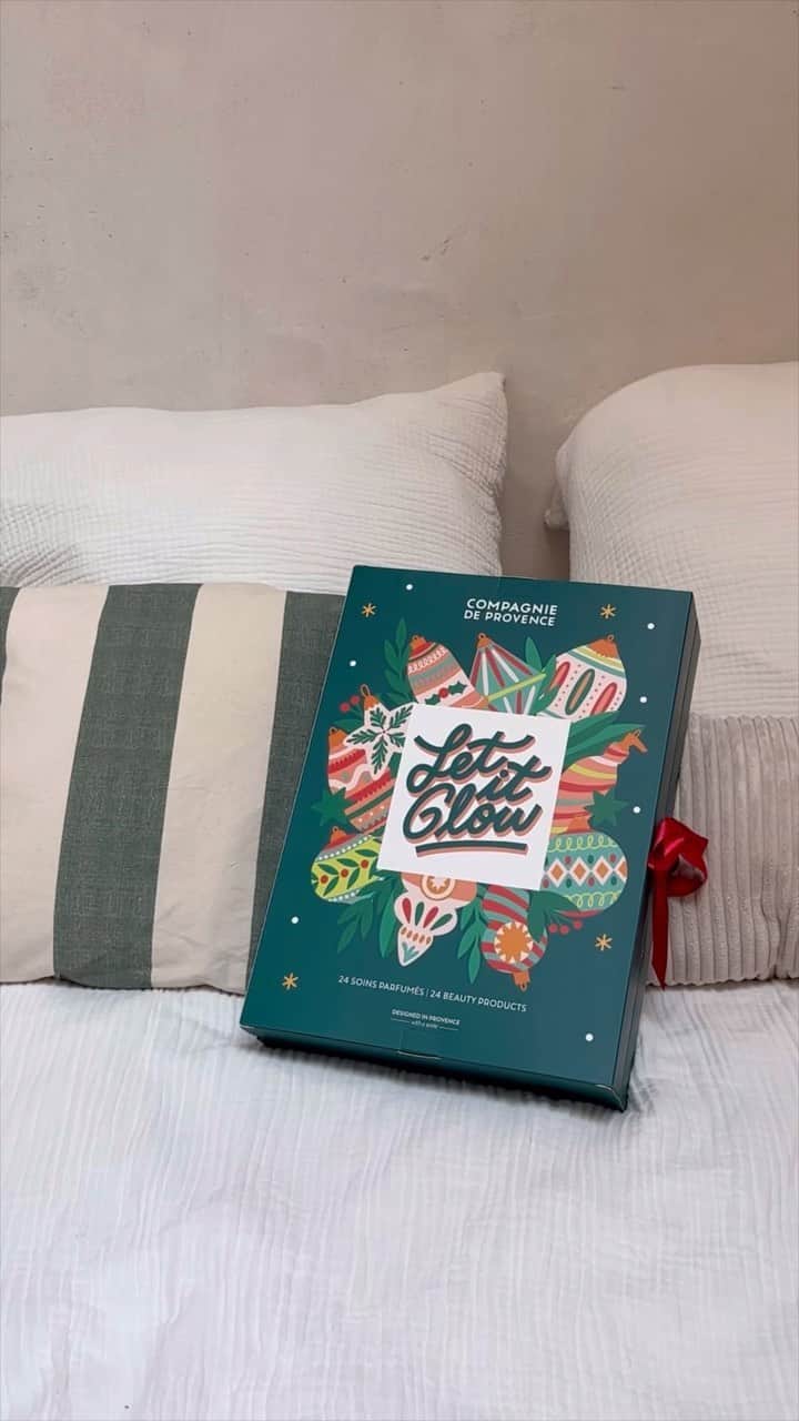 カンパニードプロバンスのインスタグラム：「Et si vous (vous) faisiez plaisir avant Noël ? 😉 On sait pas vous, mais nous on a déjà réservé notre Calendrier de l’Avent 🎁  Cette année c’est @studiojonesie qui a imaginé pour nous un calendrier qui vous redonnera le sourire avec ses messages ultra-positifs.  (Re) Découvrez 24 surprises... peut-être trouverez-vous le nouvel indispensable de votre routine beauté !  Le plus dur sera de patienter jusqu’à Noël... Quel produit avez-vous hâte de retrouver dans le calendrier? __  A gift before Christmas ? 😉  This year it is @studiojonesie who imagined for us an Advent Calendar that will give you a smile with its ultra-positive messages.  Discover 24 surprises... maybe you will find the new essential of your beauty routine ;)  #compagniedeprovence #calendrierdelavent」