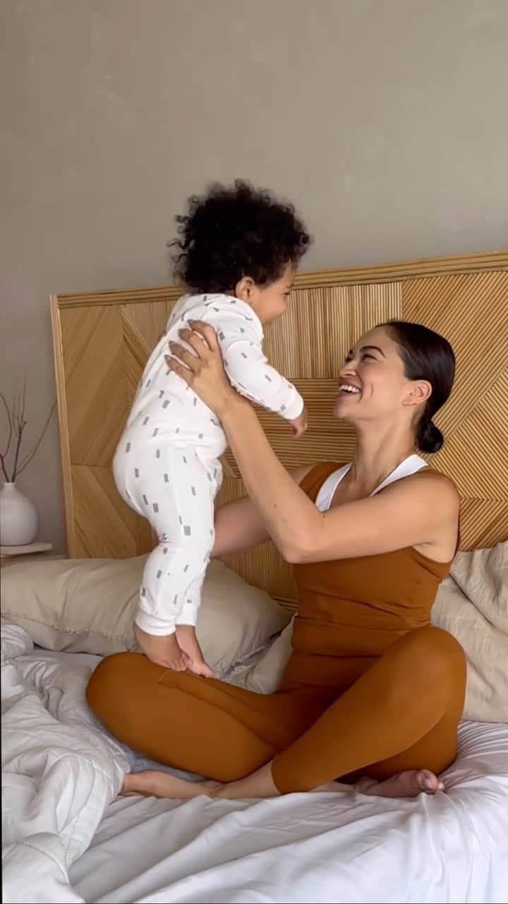 シャニーナ・シャイクのインスタグラム：「Embracing this Monday morning with meditation, meetings and motherhood, with a little help from my friends at @Spanx.」