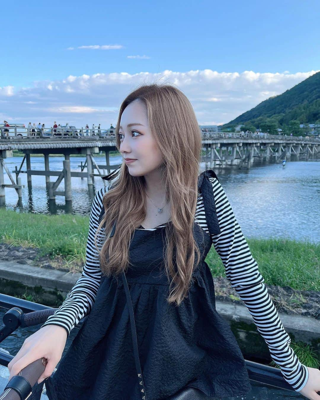 SUZUさんのインスタグラム写真 - (SUZUInstagram)「♡  久々の京都⛩️嵐山と河原町いった♡ 秋になったらいつも京都来たくなる🍂  次は早い時間から行って 御金神社💰とライトアップ行きたいな🌙  子供2人連れて行くの大変やったけど いい思い出になりました👧🏻👶🏻🩷  #ママコーデ#低身長コーデ#秋コーデ #産後ダイエット#産後ママ#お出かけ #2児のママ#姉妹ママ#女の子ママ#ママファッション  #まますたぐらむ #ままコーデ #産後#産後ダイエット中 #モノトーンコーデ#ペプラム#ビスチェ#ボーダートップス #京都#京都観光#嵐山#渡月橋#自然#お出かけ#🍂」10月17日 0時06分 - suzuchibi