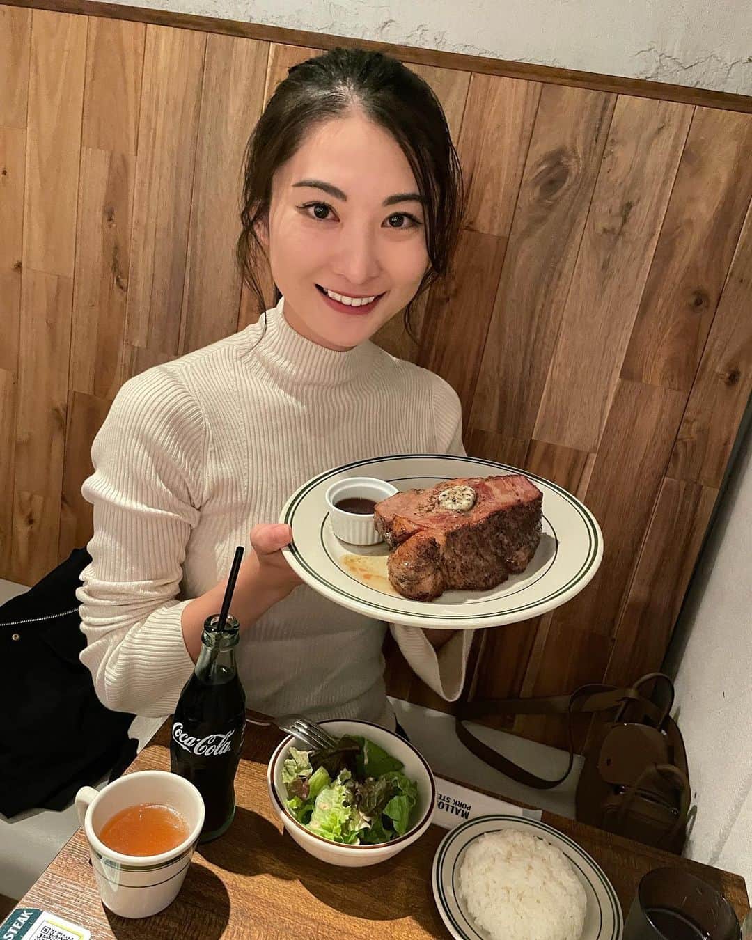 繭さんのインスタグラム写真 - (繭Instagram)「ㅤㅤㅤ ㅤㅤㅤ とっっても美味しかった @malloryporksteak_nakame 🐖  厳選豚を使ったボリューミーなステーキで 分厚いのにやわらかくて驚きました😳 テーブルで炙ってくれる黒トリュフバターも最高🧈  ステーキにサイズに山の名前がつけられていて、 いちばん大きいオリンボスだと2000g🤣✨ 私はひよっていちばん小さいサイズにしちゃったけど 今度はもう少し大きいサイズに挑戦したいです💪🏻  さくっとひとりご飯の時も 行きやすそうなのでまた食べに行く✌🏻💓 コーラが瓶なのも嬉しかったです🥹(私的大事ポイント)  #マロリーポークステーキ中目黒店 #中目黒ランチ #マロリーポークステーキ #中目黒ディナー #中目黒グルメ #PR」10月17日 0時07分 - mayumayu1008