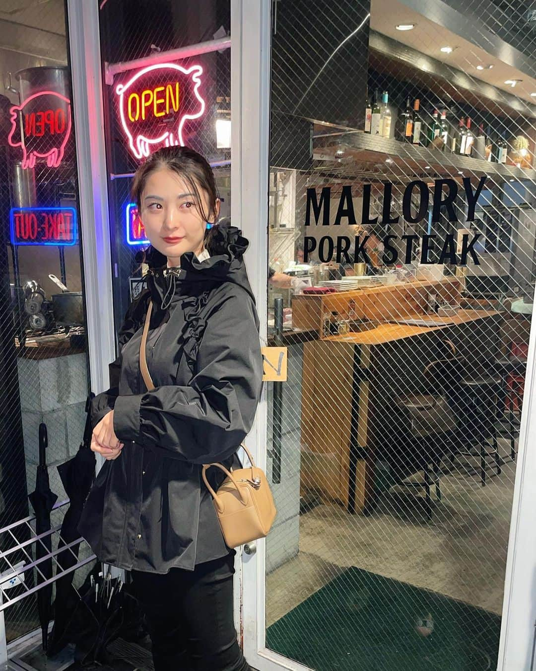 繭のインスタグラム：「ㅤㅤㅤ ㅤㅤㅤ とっっても美味しかった @malloryporksteak_nakame 🐖  厳選豚を使ったボリューミーなステーキで 分厚いのにやわらかくて驚きました😳 テーブルで炙ってくれる黒トリュフバターも最高🧈  ステーキにサイズに山の名前がつけられていて、 いちばん大きいオリンボスだと2000g🤣✨ 私はひよっていちばん小さいサイズにしちゃったけど 今度はもう少し大きいサイズに挑戦したいです💪🏻  さくっとひとりご飯の時も 行きやすそうなのでまた食べに行く✌🏻💓 コーラが瓶なのも嬉しかったです🥹(私的大事ポイント)  #マロリーポークステーキ中目黒店 #中目黒ランチ #マロリーポークステーキ #中目黒ディナー #中目黒グルメ #PR」