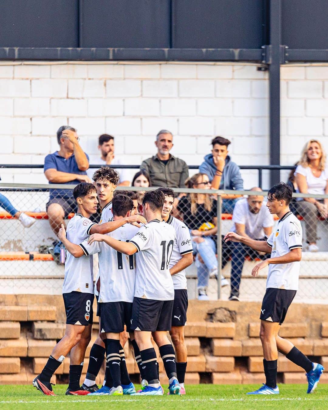 バレンシアCFのインスタグラム：「🔝 El #VCFJuvenil 🅰️, el liderato de un equipo donde todos suman   📝 El juvenil valencianista encadena 6 victorias consecutivas y es primero del Grupo VII de División de Honor  ⚽️ El rendimiento del colectivo ⤵️」
