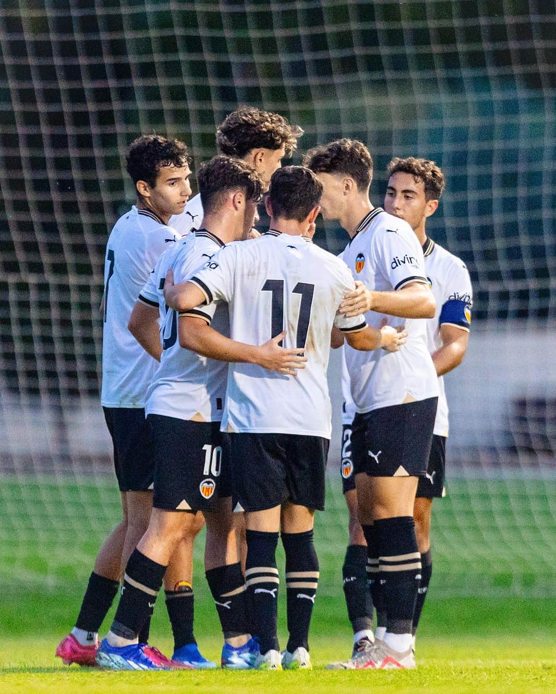 バレンシアCFさんのインスタグラム写真 - (バレンシアCFInstagram)「🔝 El #VCFJuvenil 🅰️, el liderato de un equipo donde todos suman   📝 El juvenil valencianista encadena 6 victorias consecutivas y es primero del Grupo VII de División de Honor  ⚽️ El rendimiento del colectivo ⤵️」10月17日 0時07分 - valenciacf