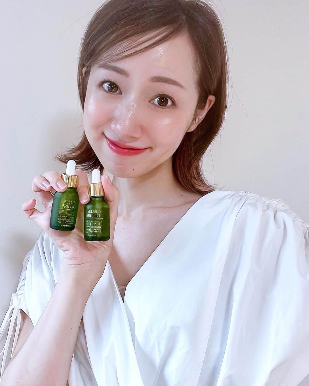 のインスタグラム：「冬に向けて乾燥が加速する季節🍁エイジングケアを強化すべく、大竹しのぶさんと壇れいさんのTVCMを観て気になっていたシワ改善美容液 #チェルラーブリリオ 始めました🔥 有効成分「ナイアシンアミド」と卵殻膜配合で、使うたびにハリを実感できるそう✨ . ベタつかず軽めのテクスチャーで、肌にサァーッと入っていくのがわかる😳気になる目の下やほうれい線にハリが出て、透明感も出る感じがしました🙌後のスキンケアもよく浸透して肌がモチモチに…✨✨ . 乾燥が気にならないことが増えてメイクのりもいい感じなので、もう手放したくない😍 リピします👍 . . #PR #チェルラーブリリオ #美容 #美肌 #スキンケア #美容成分 #エイジングケア #アラフォー美容 #ママ美容 #スキンケア好きな人と繋がりたい」