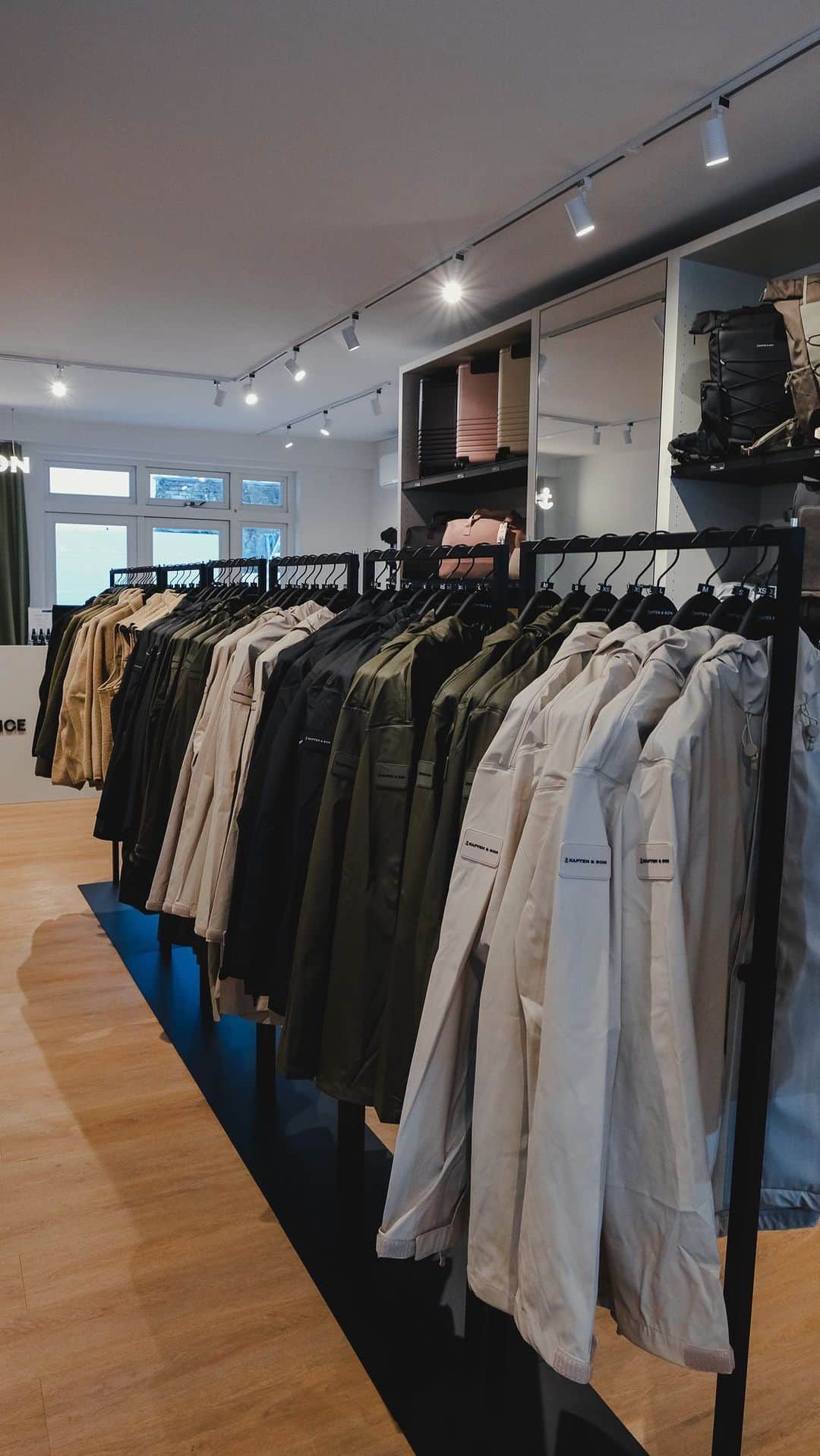 Kapten & Sonのインスタグラム：「Our new store in Amsterdam is waiting for you as well as some specials! 🤫 You find us here: Reestraat 12, Amsterdam ✨ Come say hey to us tomorrow from 11 am until 3 pm!  Who is coming to visit us tomorrow? 👀 #bekapten #betheexperience #amsterdam #newstore」