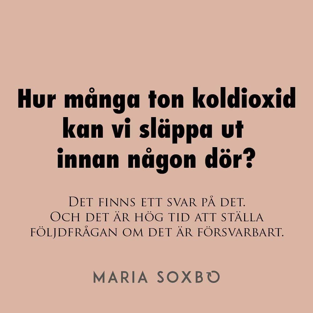 Maria Soxboさんのインスタグラム写真 - (Maria SoxboInstagram)「Vad spelar några ton hit eller dit för roll?  Regeringen påstår att Sverige inte behöver (eller ens SKA) gå först i omställningen. Tvärtom, vi kan tydligen tvärtom ÖKA utsläppen så här med sex år kvar till 2030.  Problemet med klimatfrågan är att det ofta blir abstrakt, och därför svårt att argumentera emot. För vad innebär det egentligen att ”missa 1,5-gradersmålet”? Vad spelar ett ton koldioxid hit eller dit för roll? Det är väl inte som att folk … DÖR av det?  För två år sedan kom det en forskningsstudie från Columbia University som räknar på precis just det – ”the mortality cost of carbon”. Där anges exakt hur mycket koldioxid som kan släppas ut och öka uppvärmningen av planeten – innan någon dör av det.  Svaret? 4 434 ton. Sedan dör någon av exempelvis värmeslag.  Visst är det obehagligt att få en konkret siffra på det? Men också användbart. För då går det plötsligt att räkna ut konsekvenserna av olika saker.   Några exempel i bildspelet ovan, det viktigaste just nu borde vara detta:  Regeringens beräknade utsläppsökning på 5,9–9,8 miljoner ton till 2030?  Den innebär att 1 330–2 210 människor dör.  Är jag lite hård nu? Lite dramatisk? Hur kan man ens veta om siffrorna stämmer?   Det kan man förstås inte med säkerhet. Men, med största sannolikhet är de högre – inte lägre. För studien räknar bara på dödsfall som orsakas av värmen. Inte offer för stormar, översvämningar eller skogsbränder. Och det finns dessutom fler studier, som istället pekar på en ”1000 ton-regel”. Alltså att för varje 1000 ton koldioxid människan släpper ut dör någon. Om den siffran är mer korrekt kan vi multiplicera alla mina exempel med fyra.   Det kommer förstås aldrig att gå att koppla en specifik människas klimatrelaterade död till utsläpp som skett på grund av svensk politik eller svenska företag. Och det är inte heller poängen.   Det vi ska ta med oss från detta är istället att just för att människor DÖR av utsläppen redan idag så måste de minska NU. I närtid, inte 2045.   Varje ton räknas. Inga ursäkter.  (Källor i stories)」10月17日 0時09分 - mariasoxbo.se