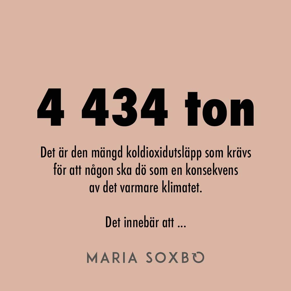 Maria Soxboさんのインスタグラム写真 - (Maria SoxboInstagram)「Vad spelar några ton hit eller dit för roll?  Regeringen påstår att Sverige inte behöver (eller ens SKA) gå först i omställningen. Tvärtom, vi kan tydligen tvärtom ÖKA utsläppen så här med sex år kvar till 2030.  Problemet med klimatfrågan är att det ofta blir abstrakt, och därför svårt att argumentera emot. För vad innebär det egentligen att ”missa 1,5-gradersmålet”? Vad spelar ett ton koldioxid hit eller dit för roll? Det är väl inte som att folk … DÖR av det?  För två år sedan kom det en forskningsstudie från Columbia University som räknar på precis just det – ”the mortality cost of carbon”. Där anges exakt hur mycket koldioxid som kan släppas ut och öka uppvärmningen av planeten – innan någon dör av det.  Svaret? 4 434 ton. Sedan dör någon av exempelvis värmeslag.  Visst är det obehagligt att få en konkret siffra på det? Men också användbart. För då går det plötsligt att räkna ut konsekvenserna av olika saker.   Några exempel i bildspelet ovan, det viktigaste just nu borde vara detta:  Regeringens beräknade utsläppsökning på 5,9–9,8 miljoner ton till 2030?  Den innebär att 1 330–2 210 människor dör.  Är jag lite hård nu? Lite dramatisk? Hur kan man ens veta om siffrorna stämmer?   Det kan man förstås inte med säkerhet. Men, med största sannolikhet är de högre – inte lägre. För studien räknar bara på dödsfall som orsakas av värmen. Inte offer för stormar, översvämningar eller skogsbränder. Och det finns dessutom fler studier, som istället pekar på en ”1000 ton-regel”. Alltså att för varje 1000 ton koldioxid människan släpper ut dör någon. Om den siffran är mer korrekt kan vi multiplicera alla mina exempel med fyra.   Det kommer förstås aldrig att gå att koppla en specifik människas klimatrelaterade död till utsläpp som skett på grund av svensk politik eller svenska företag. Och det är inte heller poängen.   Det vi ska ta med oss från detta är istället att just för att människor DÖR av utsläppen redan idag så måste de minska NU. I närtid, inte 2045.   Varje ton räknas. Inga ursäkter.  (Källor i stories)」10月17日 0時09分 - mariasoxbo.se