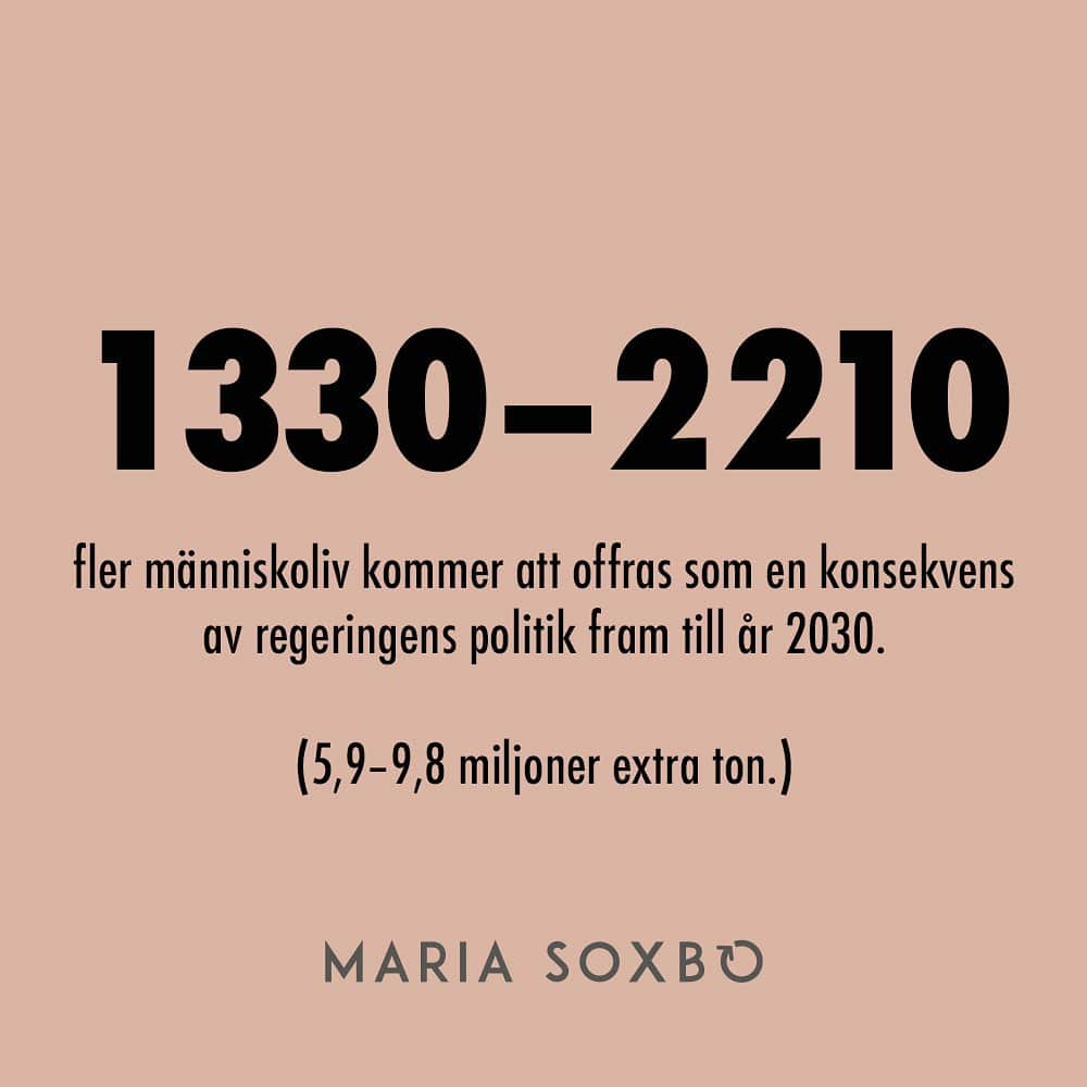 Maria Soxboさんのインスタグラム写真 - (Maria SoxboInstagram)「Vad spelar några ton hit eller dit för roll?  Regeringen påstår att Sverige inte behöver (eller ens SKA) gå först i omställningen. Tvärtom, vi kan tydligen tvärtom ÖKA utsläppen så här med sex år kvar till 2030.  Problemet med klimatfrågan är att det ofta blir abstrakt, och därför svårt att argumentera emot. För vad innebär det egentligen att ”missa 1,5-gradersmålet”? Vad spelar ett ton koldioxid hit eller dit för roll? Det är väl inte som att folk … DÖR av det?  För två år sedan kom det en forskningsstudie från Columbia University som räknar på precis just det – ”the mortality cost of carbon”. Där anges exakt hur mycket koldioxid som kan släppas ut och öka uppvärmningen av planeten – innan någon dör av det.  Svaret? 4 434 ton. Sedan dör någon av exempelvis värmeslag.  Visst är det obehagligt att få en konkret siffra på det? Men också användbart. För då går det plötsligt att räkna ut konsekvenserna av olika saker.   Några exempel i bildspelet ovan, det viktigaste just nu borde vara detta:  Regeringens beräknade utsläppsökning på 5,9–9,8 miljoner ton till 2030?  Den innebär att 1 330–2 210 människor dör.  Är jag lite hård nu? Lite dramatisk? Hur kan man ens veta om siffrorna stämmer?   Det kan man förstås inte med säkerhet. Men, med största sannolikhet är de högre – inte lägre. För studien räknar bara på dödsfall som orsakas av värmen. Inte offer för stormar, översvämningar eller skogsbränder. Och det finns dessutom fler studier, som istället pekar på en ”1000 ton-regel”. Alltså att för varje 1000 ton koldioxid människan släpper ut dör någon. Om den siffran är mer korrekt kan vi multiplicera alla mina exempel med fyra.   Det kommer förstås aldrig att gå att koppla en specifik människas klimatrelaterade död till utsläpp som skett på grund av svensk politik eller svenska företag. Och det är inte heller poängen.   Det vi ska ta med oss från detta är istället att just för att människor DÖR av utsläppen redan idag så måste de minska NU. I närtid, inte 2045.   Varje ton räknas. Inga ursäkter.  (Källor i stories)」10月17日 0時09分 - mariasoxbo.se