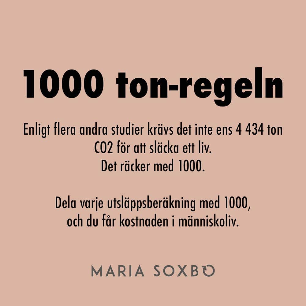 Maria Soxboさんのインスタグラム写真 - (Maria SoxboInstagram)「Vad spelar några ton hit eller dit för roll?  Regeringen påstår att Sverige inte behöver (eller ens SKA) gå först i omställningen. Tvärtom, vi kan tydligen tvärtom ÖKA utsläppen så här med sex år kvar till 2030.  Problemet med klimatfrågan är att det ofta blir abstrakt, och därför svårt att argumentera emot. För vad innebär det egentligen att ”missa 1,5-gradersmålet”? Vad spelar ett ton koldioxid hit eller dit för roll? Det är väl inte som att folk … DÖR av det?  För två år sedan kom det en forskningsstudie från Columbia University som räknar på precis just det – ”the mortality cost of carbon”. Där anges exakt hur mycket koldioxid som kan släppas ut och öka uppvärmningen av planeten – innan någon dör av det.  Svaret? 4 434 ton. Sedan dör någon av exempelvis värmeslag.  Visst är det obehagligt att få en konkret siffra på det? Men också användbart. För då går det plötsligt att räkna ut konsekvenserna av olika saker.   Några exempel i bildspelet ovan, det viktigaste just nu borde vara detta:  Regeringens beräknade utsläppsökning på 5,9–9,8 miljoner ton till 2030?  Den innebär att 1 330–2 210 människor dör.  Är jag lite hård nu? Lite dramatisk? Hur kan man ens veta om siffrorna stämmer?   Det kan man förstås inte med säkerhet. Men, med största sannolikhet är de högre – inte lägre. För studien räknar bara på dödsfall som orsakas av värmen. Inte offer för stormar, översvämningar eller skogsbränder. Och det finns dessutom fler studier, som istället pekar på en ”1000 ton-regel”. Alltså att för varje 1000 ton koldioxid människan släpper ut dör någon. Om den siffran är mer korrekt kan vi multiplicera alla mina exempel med fyra.   Det kommer förstås aldrig att gå att koppla en specifik människas klimatrelaterade död till utsläpp som skett på grund av svensk politik eller svenska företag. Och det är inte heller poängen.   Det vi ska ta med oss från detta är istället att just för att människor DÖR av utsläppen redan idag så måste de minska NU. I närtid, inte 2045.   Varje ton räknas. Inga ursäkter.  (Källor i stories)」10月17日 0時09分 - mariasoxbo.se