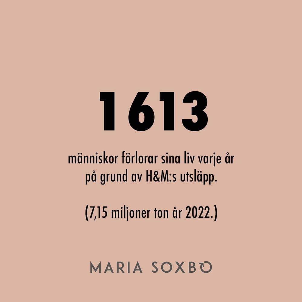 Maria Soxboさんのインスタグラム写真 - (Maria SoxboInstagram)「Vad spelar några ton hit eller dit för roll?  Regeringen påstår att Sverige inte behöver (eller ens SKA) gå först i omställningen. Tvärtom, vi kan tydligen tvärtom ÖKA utsläppen så här med sex år kvar till 2030.  Problemet med klimatfrågan är att det ofta blir abstrakt, och därför svårt att argumentera emot. För vad innebär det egentligen att ”missa 1,5-gradersmålet”? Vad spelar ett ton koldioxid hit eller dit för roll? Det är väl inte som att folk … DÖR av det?  För två år sedan kom det en forskningsstudie från Columbia University som räknar på precis just det – ”the mortality cost of carbon”. Där anges exakt hur mycket koldioxid som kan släppas ut och öka uppvärmningen av planeten – innan någon dör av det.  Svaret? 4 434 ton. Sedan dör någon av exempelvis värmeslag.  Visst är det obehagligt att få en konkret siffra på det? Men också användbart. För då går det plötsligt att räkna ut konsekvenserna av olika saker.   Några exempel i bildspelet ovan, det viktigaste just nu borde vara detta:  Regeringens beräknade utsläppsökning på 5,9–9,8 miljoner ton till 2030?  Den innebär att 1 330–2 210 människor dör.  Är jag lite hård nu? Lite dramatisk? Hur kan man ens veta om siffrorna stämmer?   Det kan man förstås inte med säkerhet. Men, med största sannolikhet är de högre – inte lägre. För studien räknar bara på dödsfall som orsakas av värmen. Inte offer för stormar, översvämningar eller skogsbränder. Och det finns dessutom fler studier, som istället pekar på en ”1000 ton-regel”. Alltså att för varje 1000 ton koldioxid människan släpper ut dör någon. Om den siffran är mer korrekt kan vi multiplicera alla mina exempel med fyra.   Det kommer förstås aldrig att gå att koppla en specifik människas klimatrelaterade död till utsläpp som skett på grund av svensk politik eller svenska företag. Och det är inte heller poängen.   Det vi ska ta med oss från detta är istället att just för att människor DÖR av utsläppen redan idag så måste de minska NU. I närtid, inte 2045.   Varje ton räknas. Inga ursäkter.  (Källor i stories)」10月17日 0時09分 - mariasoxbo.se