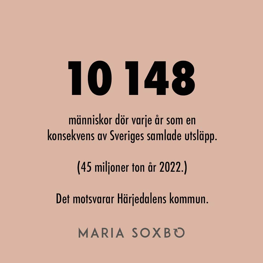 Maria Soxboさんのインスタグラム写真 - (Maria SoxboInstagram)「Vad spelar några ton hit eller dit för roll?  Regeringen påstår att Sverige inte behöver (eller ens SKA) gå först i omställningen. Tvärtom, vi kan tydligen tvärtom ÖKA utsläppen så här med sex år kvar till 2030.  Problemet med klimatfrågan är att det ofta blir abstrakt, och därför svårt att argumentera emot. För vad innebär det egentligen att ”missa 1,5-gradersmålet”? Vad spelar ett ton koldioxid hit eller dit för roll? Det är väl inte som att folk … DÖR av det?  För två år sedan kom det en forskningsstudie från Columbia University som räknar på precis just det – ”the mortality cost of carbon”. Där anges exakt hur mycket koldioxid som kan släppas ut och öka uppvärmningen av planeten – innan någon dör av det.  Svaret? 4 434 ton. Sedan dör någon av exempelvis värmeslag.  Visst är det obehagligt att få en konkret siffra på det? Men också användbart. För då går det plötsligt att räkna ut konsekvenserna av olika saker.   Några exempel i bildspelet ovan, det viktigaste just nu borde vara detta:  Regeringens beräknade utsläppsökning på 5,9–9,8 miljoner ton till 2030?  Den innebär att 1 330–2 210 människor dör.  Är jag lite hård nu? Lite dramatisk? Hur kan man ens veta om siffrorna stämmer?   Det kan man förstås inte med säkerhet. Men, med största sannolikhet är de högre – inte lägre. För studien räknar bara på dödsfall som orsakas av värmen. Inte offer för stormar, översvämningar eller skogsbränder. Och det finns dessutom fler studier, som istället pekar på en ”1000 ton-regel”. Alltså att för varje 1000 ton koldioxid människan släpper ut dör någon. Om den siffran är mer korrekt kan vi multiplicera alla mina exempel med fyra.   Det kommer förstås aldrig att gå att koppla en specifik människas klimatrelaterade död till utsläpp som skett på grund av svensk politik eller svenska företag. Och det är inte heller poängen.   Det vi ska ta med oss från detta är istället att just för att människor DÖR av utsläppen redan idag så måste de minska NU. I närtid, inte 2045.   Varje ton räknas. Inga ursäkter.  (Källor i stories)」10月17日 0時09分 - mariasoxbo.se