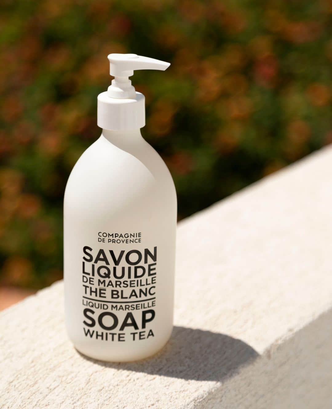 カンパニードプロバンスのインスタグラム：「Notre Savon Liquide Marseille Thé Blanc, c'est le boost de fraîcheur dont on a besoin 🤍⁠ On craque pour ses notes pures d'infusion qui se mêlent à la fraîcheur des notes hespéridées ! ⁠ Vous aussi vous sentez son parfum d'ici ?⁠ __⁠ ⁠ Our Marseille White Tea Liquid Soap is the freshness boost we need !⁠ You will find pure notes of lemon, tangerine and blackcurrant associated with musk & lily of the valley 🍋⁠ ⁠ #compagniedeprovence #liquidsoap」