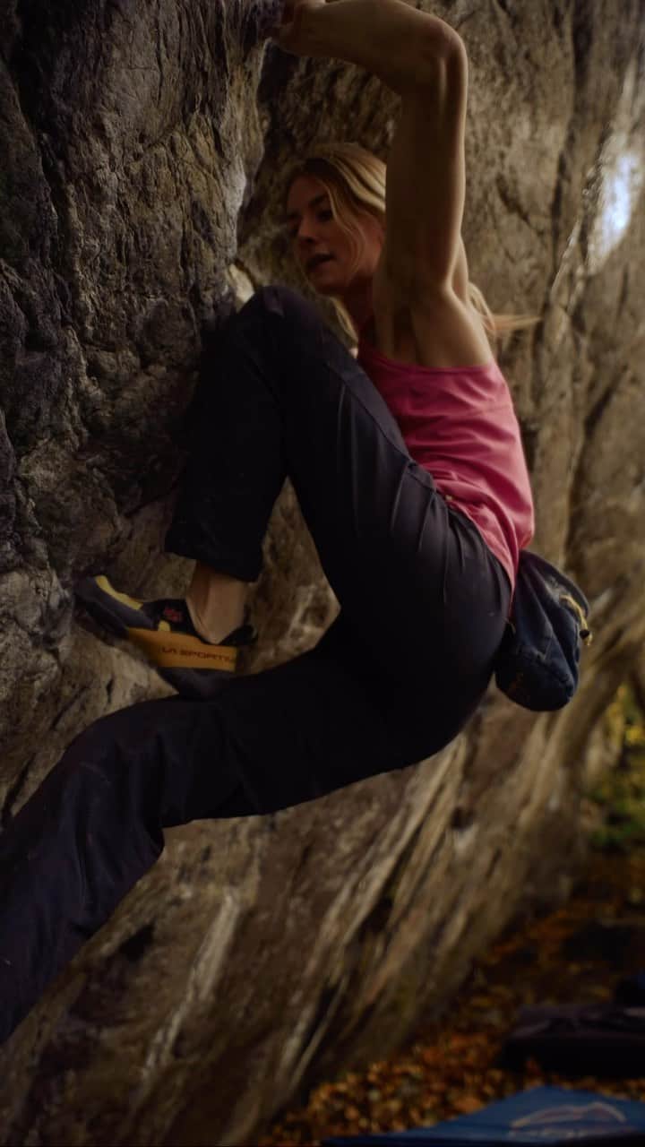 マチルダ・セーデルルンドのインスタグラム：「‘How lång can you go’ 8A+ ✔️ Another beautiful day outside  with the best crew 🍃🤗   Video of some of the sequences by the master himself @eric.karlsson89 🎥✨ This boulder is a low start to ’How low can you go’ 8A, that I did a couple of days before. Surprisingly nice climbing imo! ☺️ Thanks for a great day @eric.karlsson89 @viannmagic @cordiclimbs @juliachew @nikkendaniels   #climbing #bouldering #klättring #stockholm」