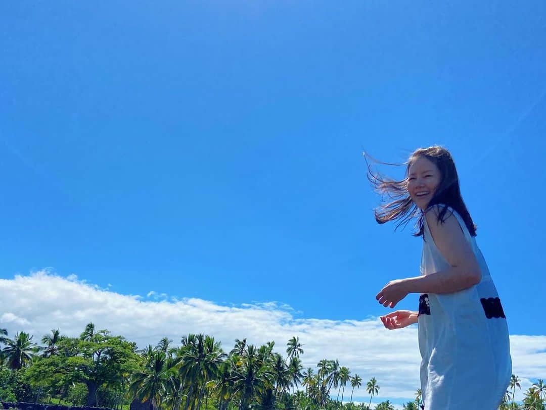 小西真奈美さんのインスタグラム写真 - (小西真奈美Instagram)「とてもとてもお世話になり、 大好きだった方が、 若かりし頃に大好きだった場所。  きっと年齢を重ねてからも もっと行きたかったであろう場所。  代わりに行って、見て、感じて。 感謝の気持ちを放ってきました。  素晴らしい景色に出会う度に、 もっと見たかったであろう景色を見させていただけていることに、胸がいっぱいになりました。  おかげさまで、 私は毎日、笑って過ごしています。 きっとどこかでそれを、見ていてくれてるかな☺️  #ハワイ #恩人 #感謝 #🌟」10月17日 0時12分 - manami.official