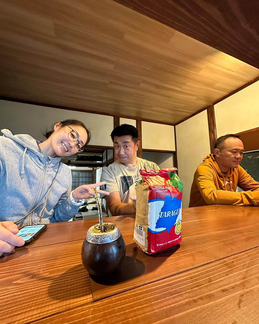 平山ユージさんのインスタグラム写真 - (平山ユージInstagram)「We’ve got a bar counter and nameplate at house 🏡   幸せの黄色いお家に#kenthechief がバーカウンターを作った🍻彼の家にあった物で作ったと言うけど、ちょっと完成度高すぎ🤣🤣 流石、#kenthechief 😆😆  そして、幸せの黄色いお家に、表札(魂)が入った✨✨👍 これも、職人 @welding_service_f のなせる匠‼️‼️  今日は居心地良くなるお家でまったりできてなんだかお家らしくなってきた✨✨✨🍻🙏  リフォーム協力隊の皆んな、ありがとう✨✨🍻🍻🙏  #幸せの黄色いお家　#basecampogano #バーカウンターのある家　#reform #リフォーム協力隊　#小鹿野町観光大使」10月17日 0時22分 - yuji_hirayama_stonerider