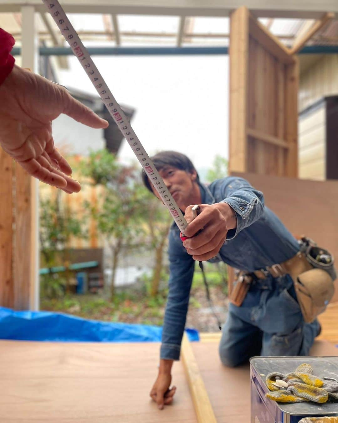 平山ユージさんのインスタグラム写真 - (平山ユージInstagram)「We’ve got a bar counter and nameplate at house 🏡   幸せの黄色いお家に#kenthechief がバーカウンターを作った🍻彼の家にあった物で作ったと言うけど、ちょっと完成度高すぎ🤣🤣 流石、#kenthechief 😆😆  そして、幸せの黄色いお家に、表札(魂)が入った✨✨👍 これも、職人 @welding_service_f のなせる匠‼️‼️  今日は居心地良くなるお家でまったりできてなんだかお家らしくなってきた✨✨✨🍻🙏  リフォーム協力隊の皆んな、ありがとう✨✨🍻🍻🙏  #幸せの黄色いお家　#basecampogano #バーカウンターのある家　#reform #リフォーム協力隊　#小鹿野町観光大使」10月17日 0時22分 - yuji_hirayama_stonerider