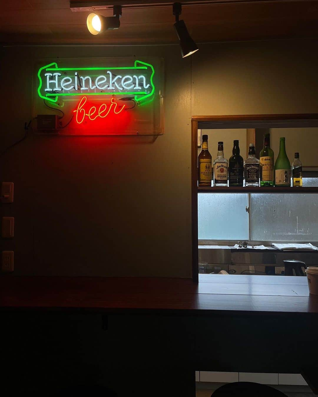 平山ユージさんのインスタグラム写真 - (平山ユージInstagram)「We’ve got a bar counter and nameplate at house 🏡   幸せの黄色いお家に#kenthechief がバーカウンターを作った🍻彼の家にあった物で作ったと言うけど、ちょっと完成度高すぎ🤣🤣 流石、#kenthechief 😆😆  そして、幸せの黄色いお家に、表札(魂)が入った✨✨👍 これも、職人 @welding_service_f のなせる匠‼️‼️  今日は居心地良くなるお家でまったりできてなんだかお家らしくなってきた✨✨✨🍻🙏  リフォーム協力隊の皆んな、ありがとう✨✨🍻🍻🙏  #幸せの黄色いお家　#basecampogano #バーカウンターのある家　#reform #リフォーム協力隊　#小鹿野町観光大使」10月17日 0時22分 - yuji_hirayama_stonerider