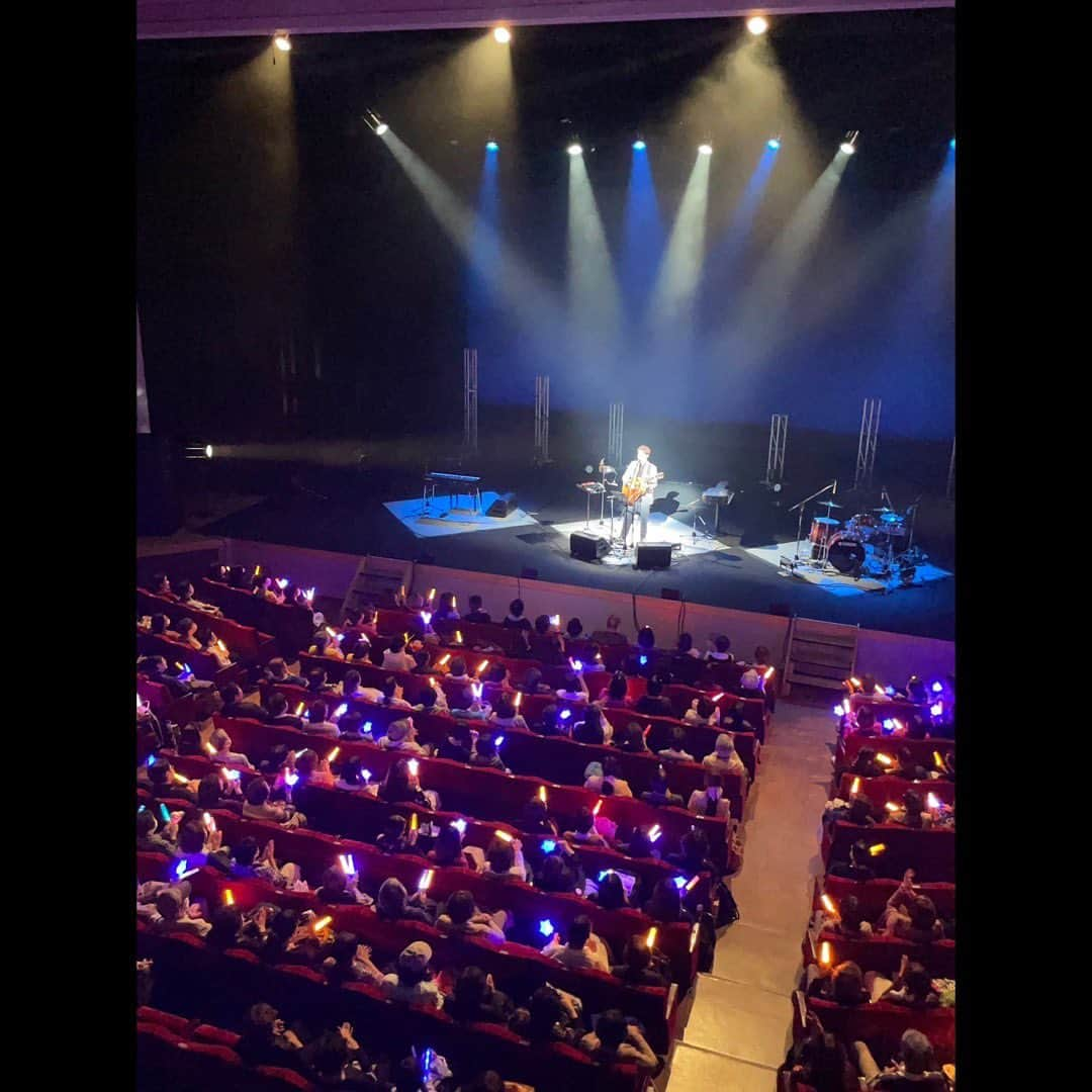 中澤卓也のインスタグラム：「弾き語りツアー2公演目、大阪・メルパルクホール大阪🎸🥁🎹 初日よりも多少の余裕が出来たのか、楽しめた気がする笑 大阪のみんな、今日も最高のステージを一緒に作れて幸せでした😎✨ そしてなんと、今年はバンドツアーでお邪魔したメルパルクホール大阪は今年まで😭 ステージからの眺めも開けていて最高に気持ちいい場所でした、ありがとうございました！ 次回は11/23(月)、福岡・北九州芸術劇場です🎸🥁🎹  #弾き語りツアー #全国ツアー #大阪 #メルパルクホール大阪 #みんなありがとう #handsmade #陽はまた昇る #シンガーソングドライバー #中澤卓也」