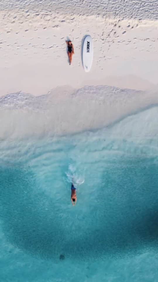Coronaのインスタグラム：「Name a better afternoon than kicking back by the sea with your board 🏄  #ThisIsLiving  📸: @travellifejournal  #Maldives」